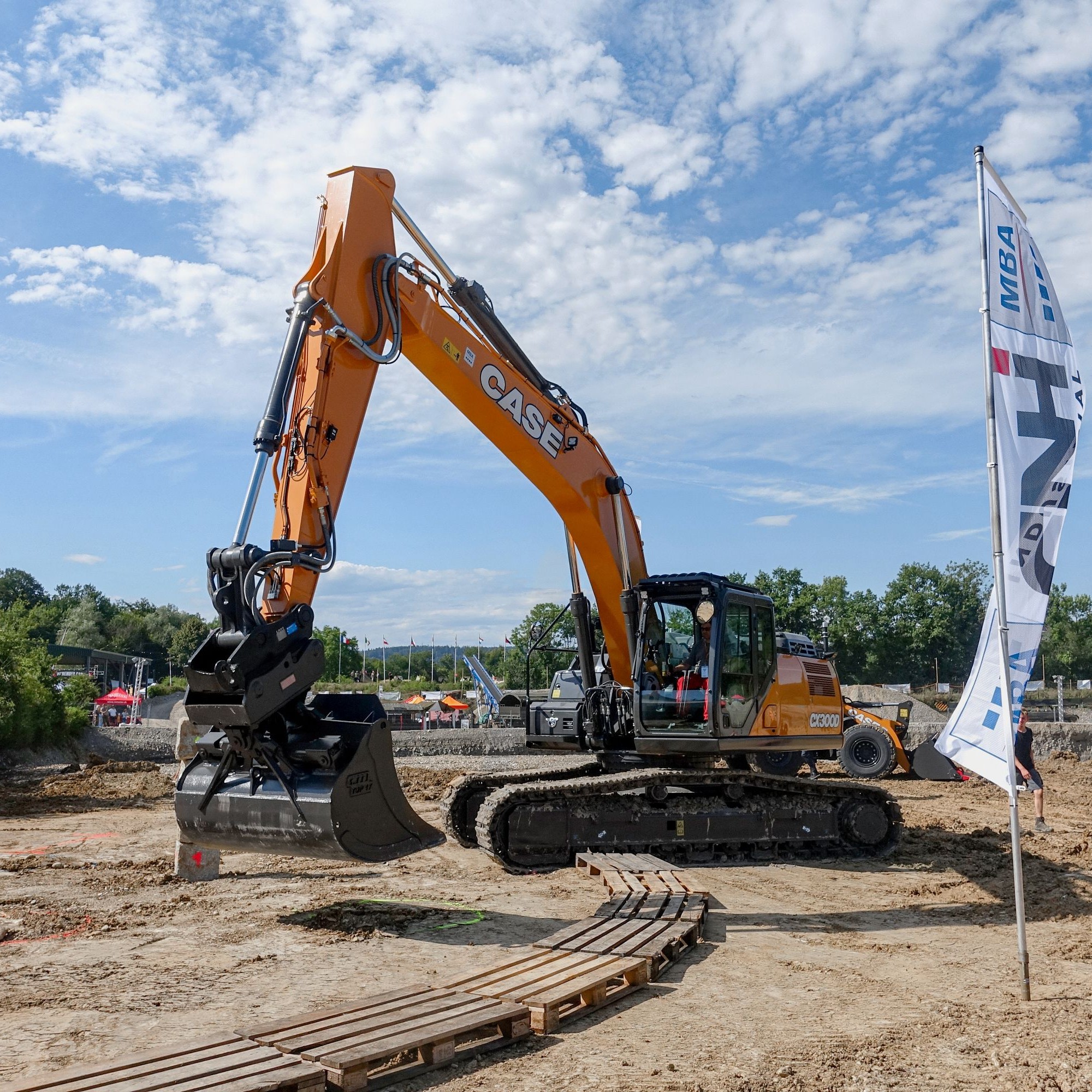 Mit dem Raupenbagger CX300D gingen die Profis beim Rodeo an den Start. Trotz der Grösse und einem Einsatzgewicht von 30 Tonnen ist das Gerät sehr beweglich und für viele Tätigkeiten flexibel einsetzbar. 