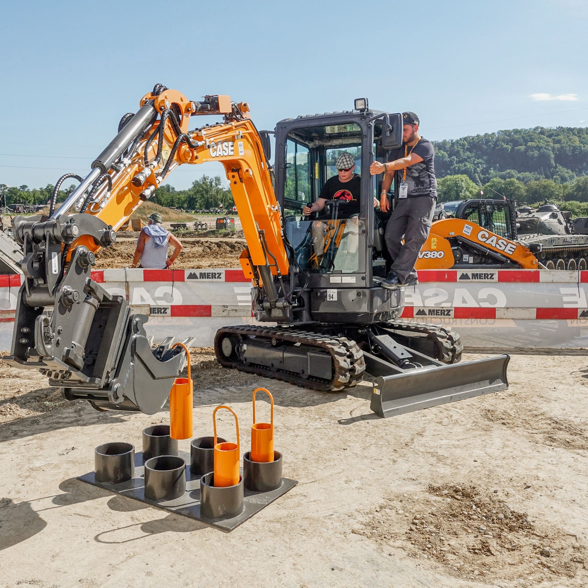 Auf dem Minibagger CX30C konnte jeder Besucher sein Können beweisen. Der erst elfjährige Ian Frei aus Ottenbach ZH stellte sich dabei sehr geschickt an und bewies ein aussergewöhnliches Talent.