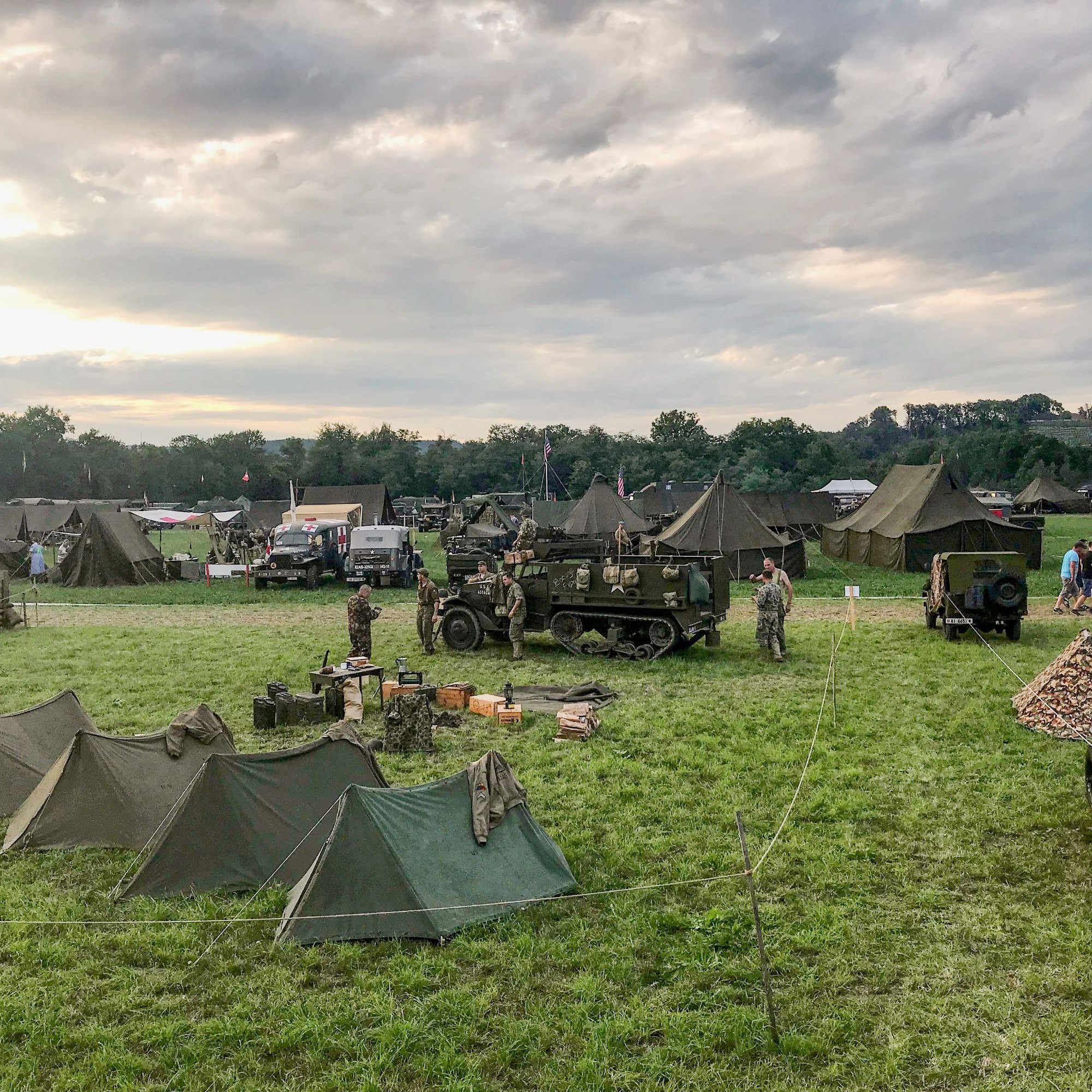 Militärfans aus der gesamten Schweiz und dem europäischen Ausland waren nach Birmenstorf gereist... 