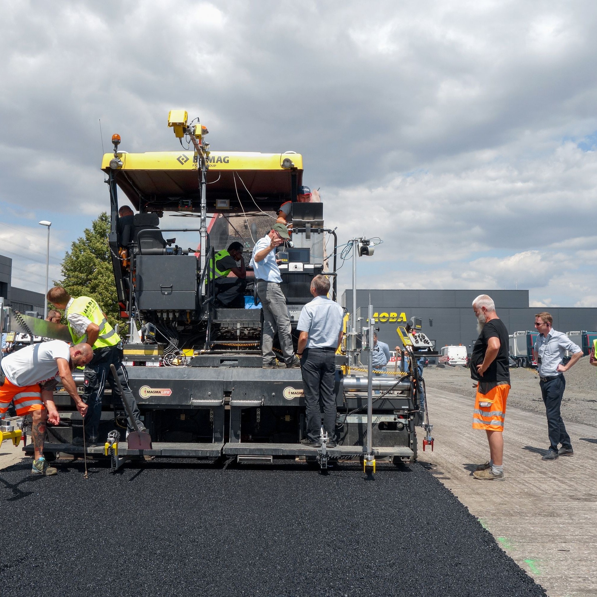 Heisse Phase der Abschlussvorstellung zum Forschungsprojekt QUASt im hessischen Limburg: Ein Asphaltbelag wird eingebaut.