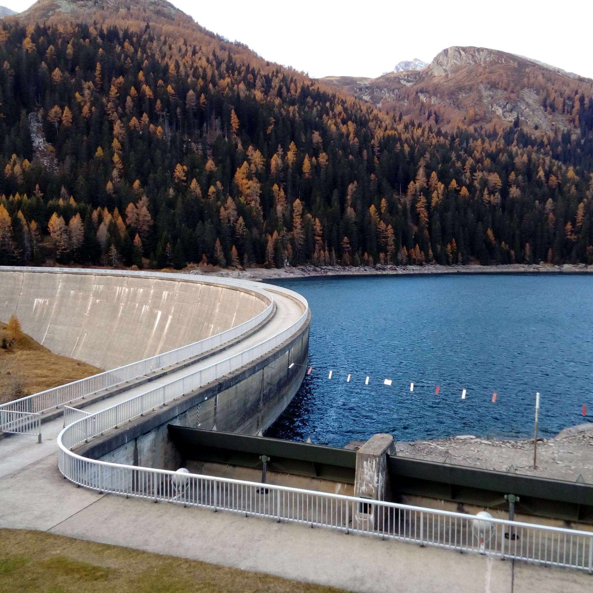 Bei der Staumauer Isola quillt der Beton. 