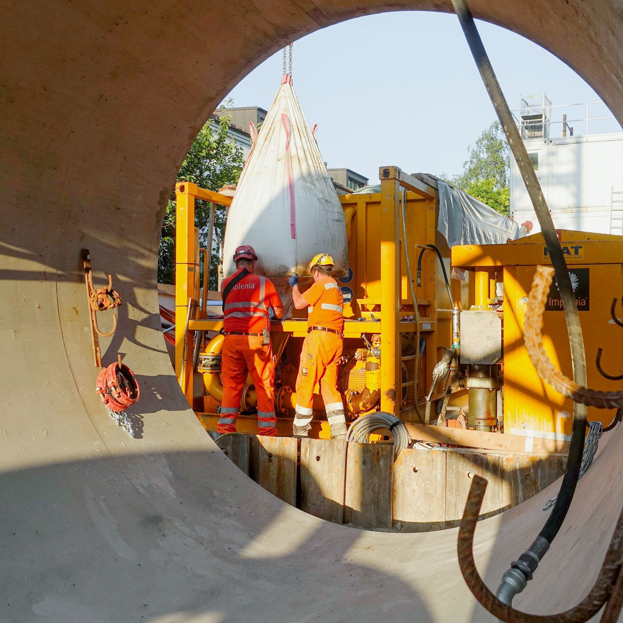 Die Betonit-Bohrsuspension wird vorbereitet und in den Tunnel gepumpt. Sie erleichtert den Bohrvorgang und das anschliessende Einbringen der Rohre.