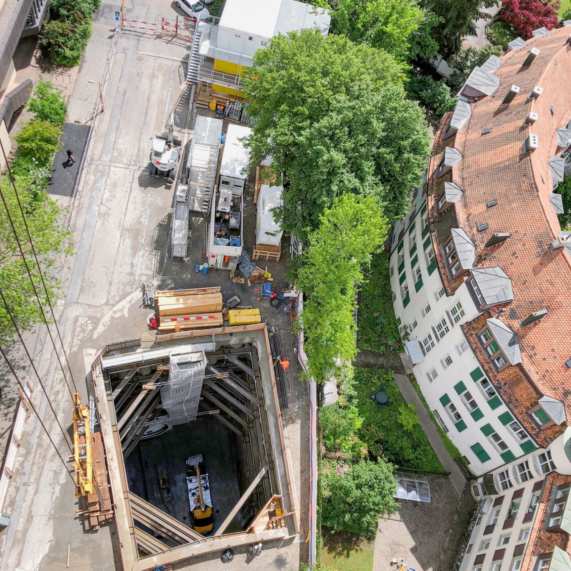 Im Schnitt werden täglich zwei 38 Tonnen schwere Rohrelemente in den Tunnel eingefügt.