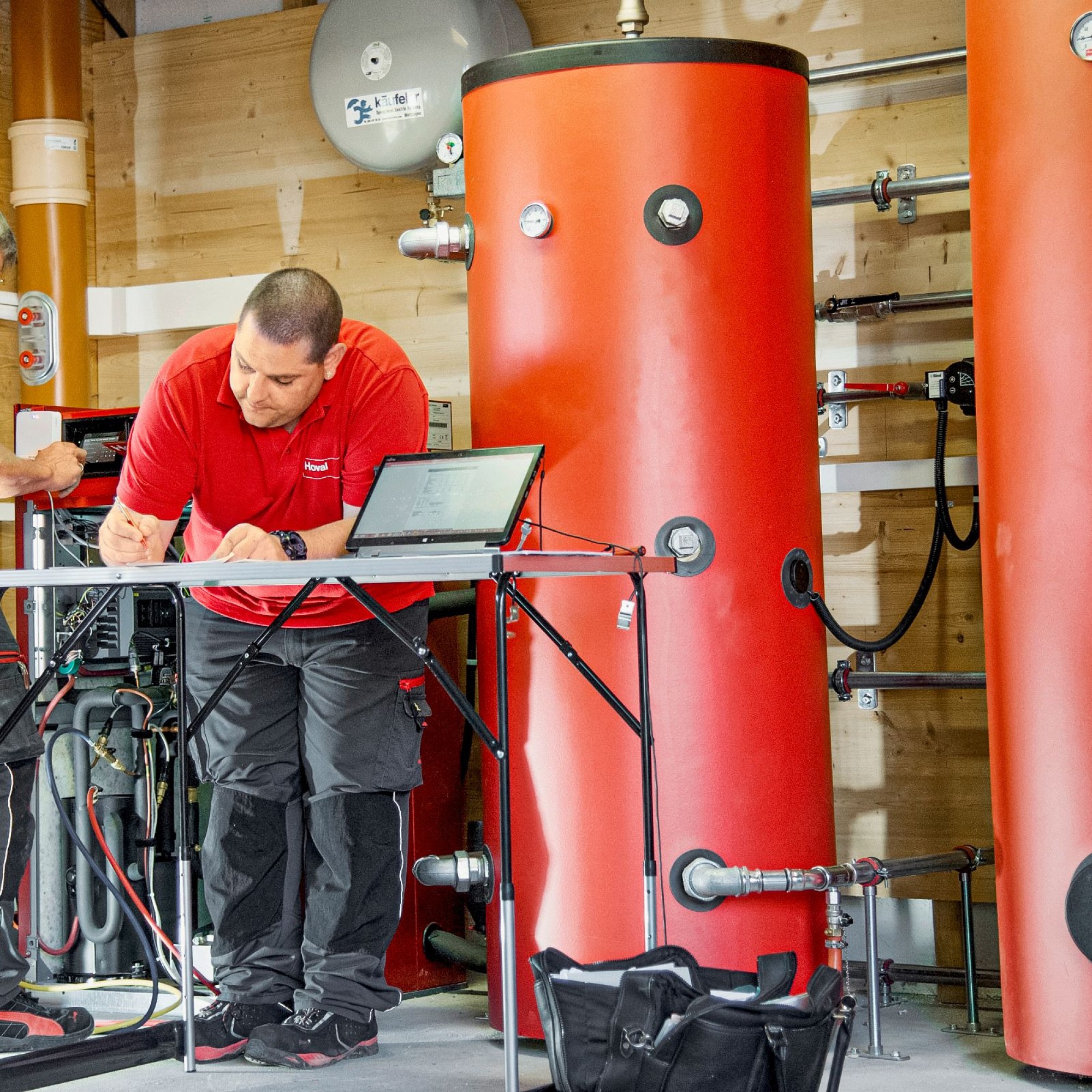 Bei energetischen Betriebsoptimierungen und Wartungsarbeiten ganz allgemein sorgen Experten für einen zuverlässigen und nachhaltigen Betrieb von Heizungsanlagen und weiteren Energiesystemen.