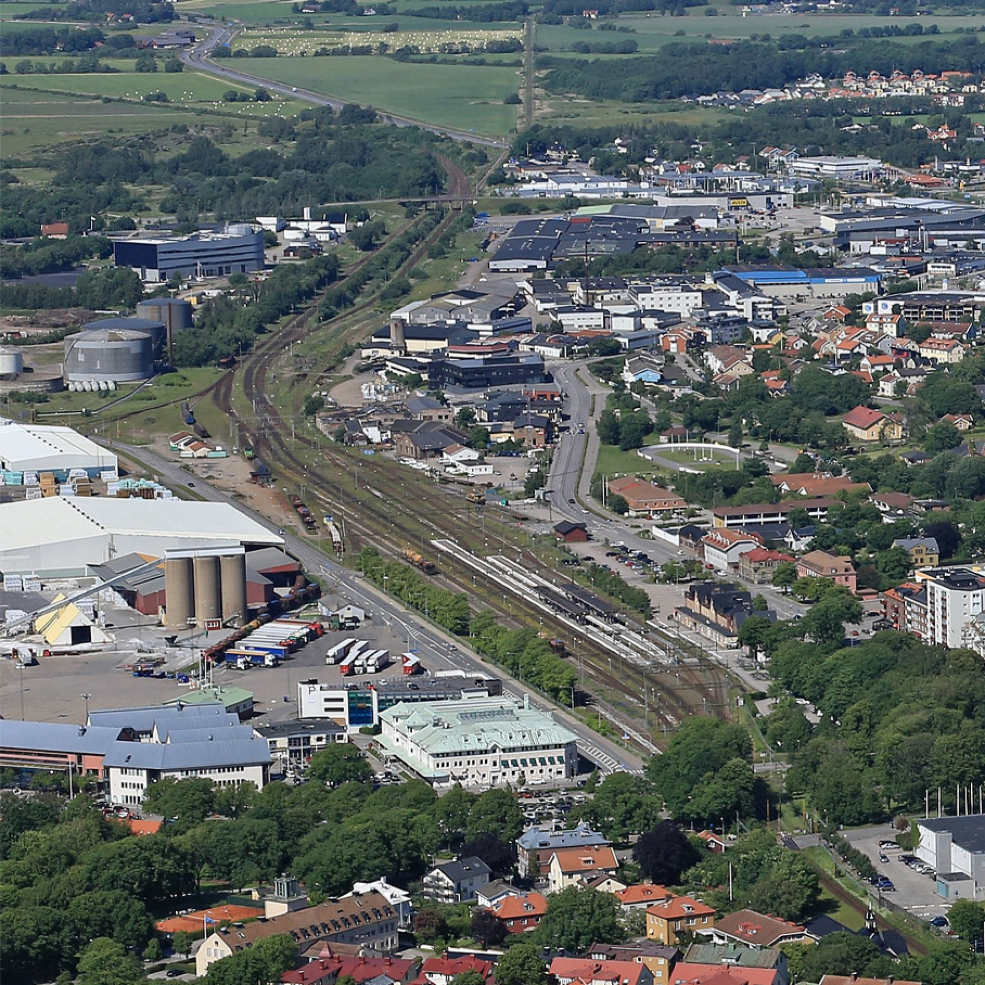 An der Westküste von Schweden plant und baut Implenia einen Doppelspurausbau. Ab 2024 soll der Verkehr auf die neuen Gleise unterhalb des Zentrums von Varberg verlegt werden.