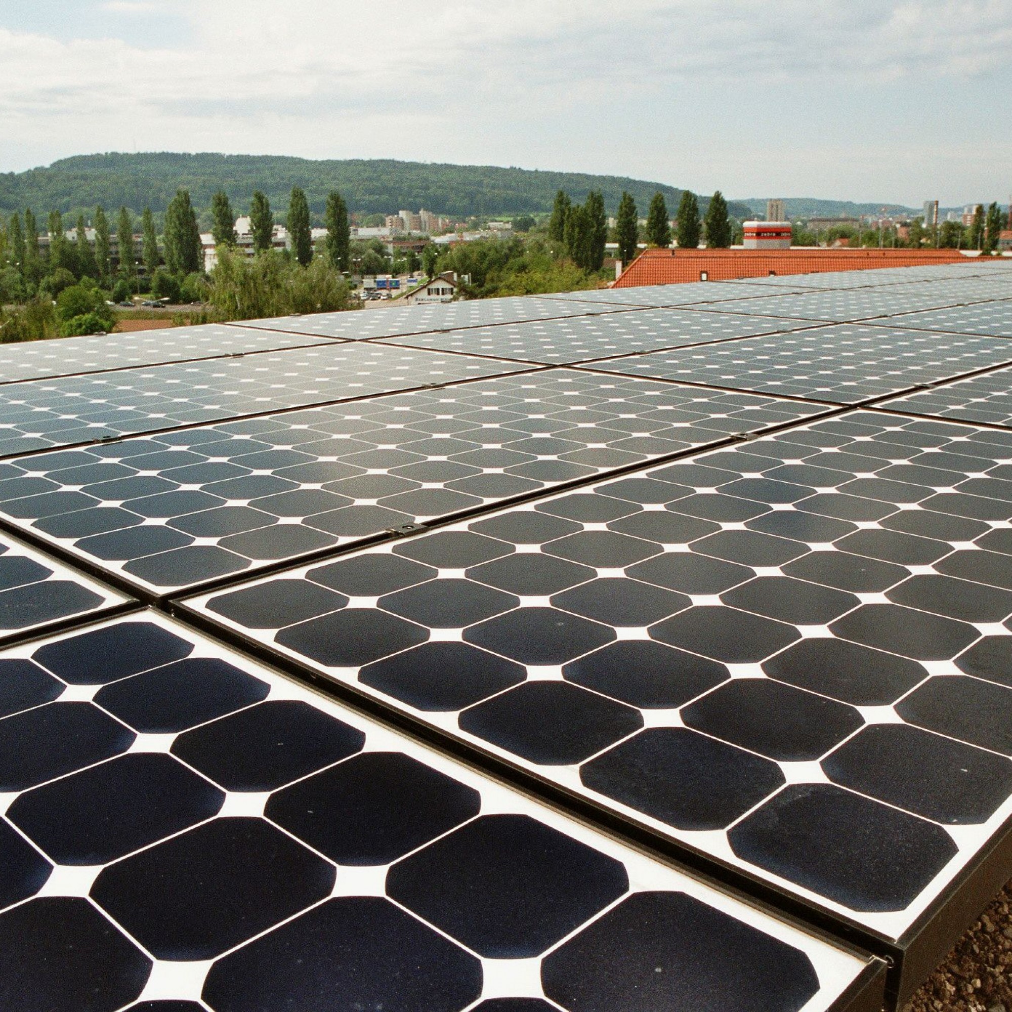 Anstelle von Hausdächern könnte bald der Ozean als Standort für Solarpanels dienen.