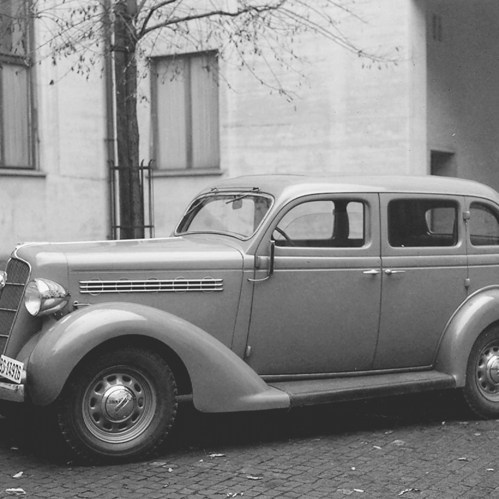 Das erste Alarmpikett-Fahrzeug der Basler Polizei wurde 1946 angeschafft: Ein Plymouth De Luxe 4 Door Touring Sedan Modell 1035.