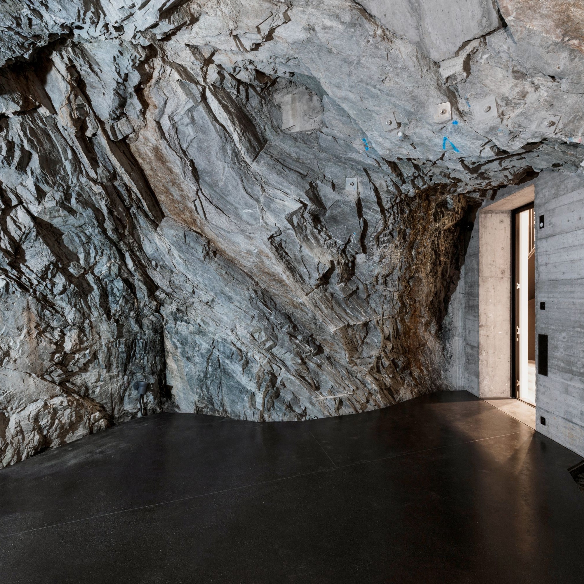 Das höhlenartige Lager der Brauerei wurde in eine Museumshöhle umgewandelt. Der zufällige Schnitt der Naturwände wird durch die Betonschalung und die Hohlfuge des Terrazzo entlang der Wände verstärkt.