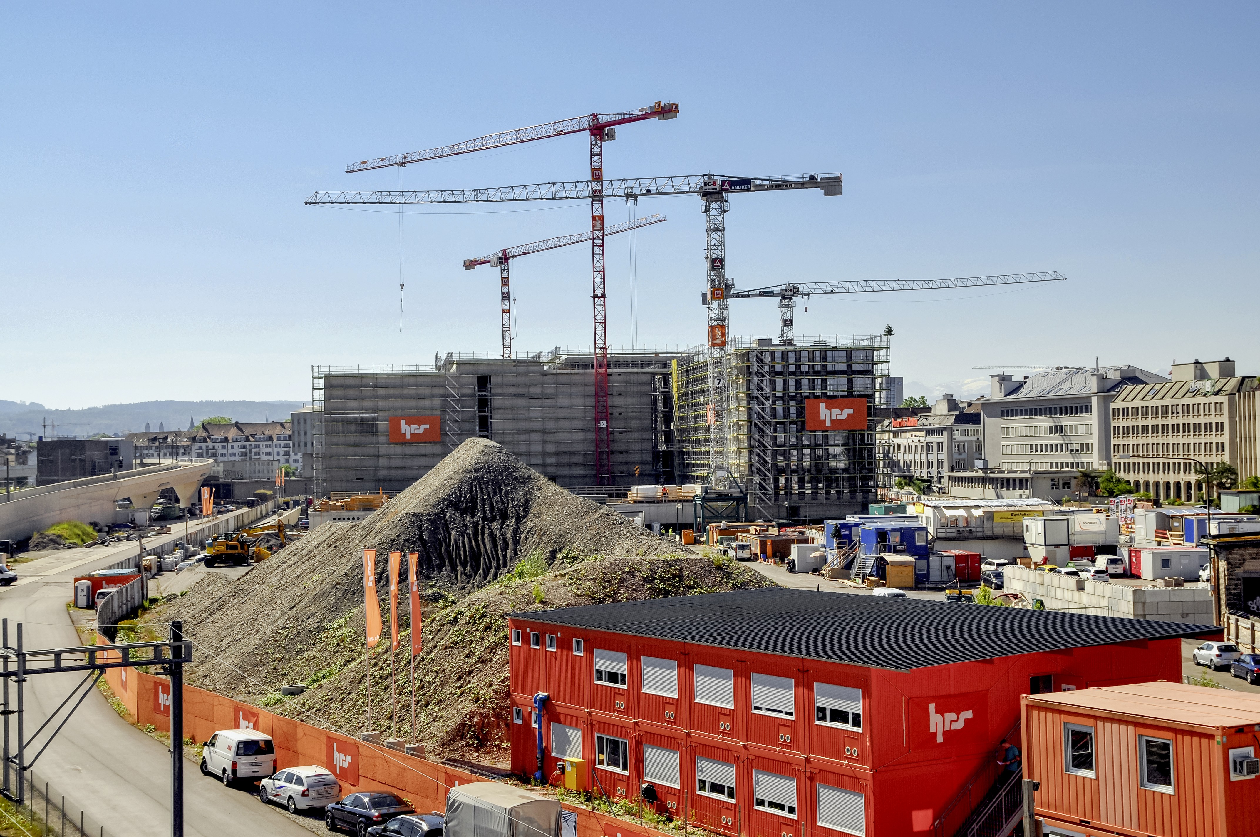 Der Neubau des Polizei- und Justizzentrums Zürich steht im Rohbau. Nun folgen der Innenausbau und umfangreiche Tests, bevor Mitte 2022 das neue PJZ seinen Betrieb aufnehmen wird.