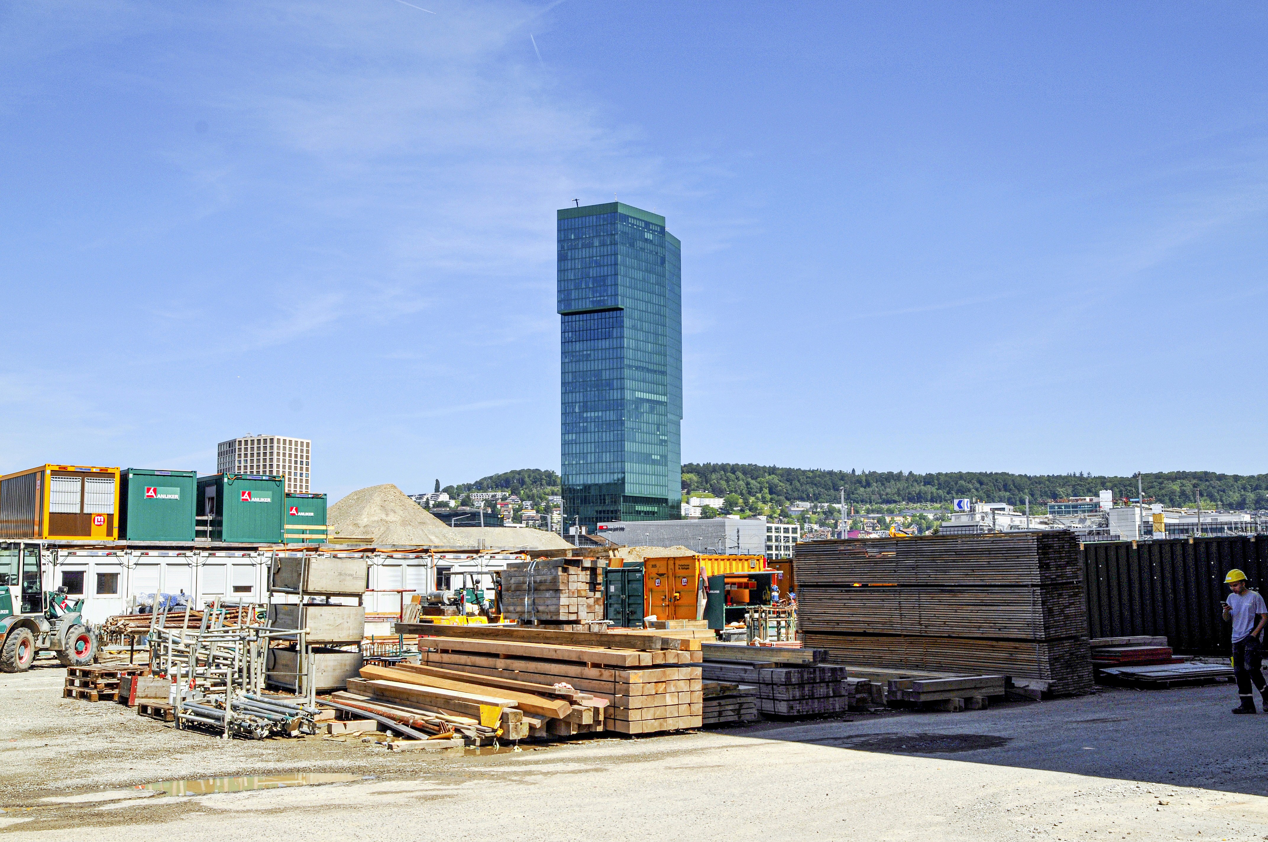 Trotz der Lage mitten in Zürich verfügt das PJZ über genügend Stellfläche. Im Hintergrund der Prime Tower, den das PJZ, hochkant gestellt, um das Dreifache überragen würde.