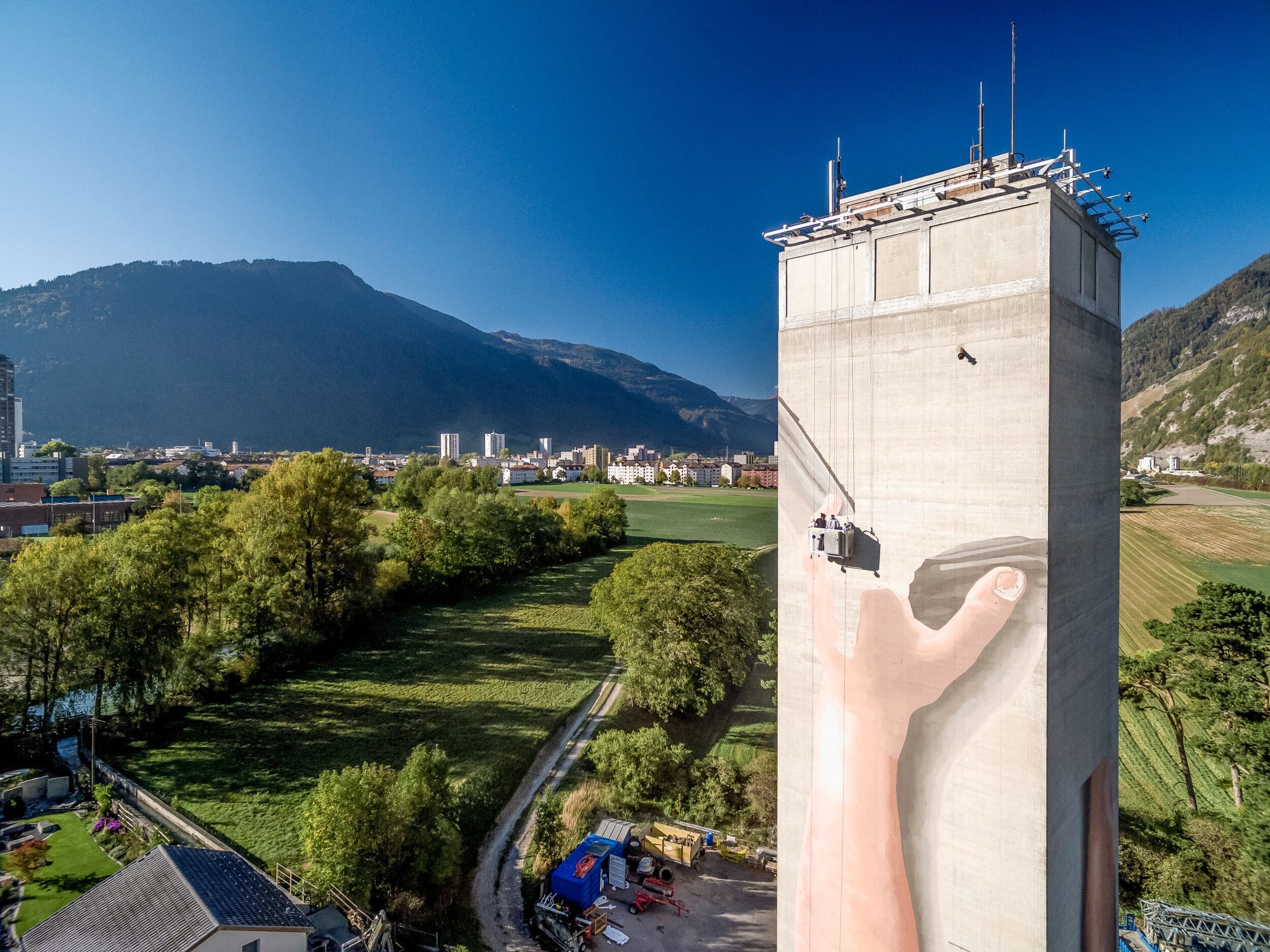 Die mutigen Arbeiter auf der Hängebühne am 42 Meter hohen Mühleturm.