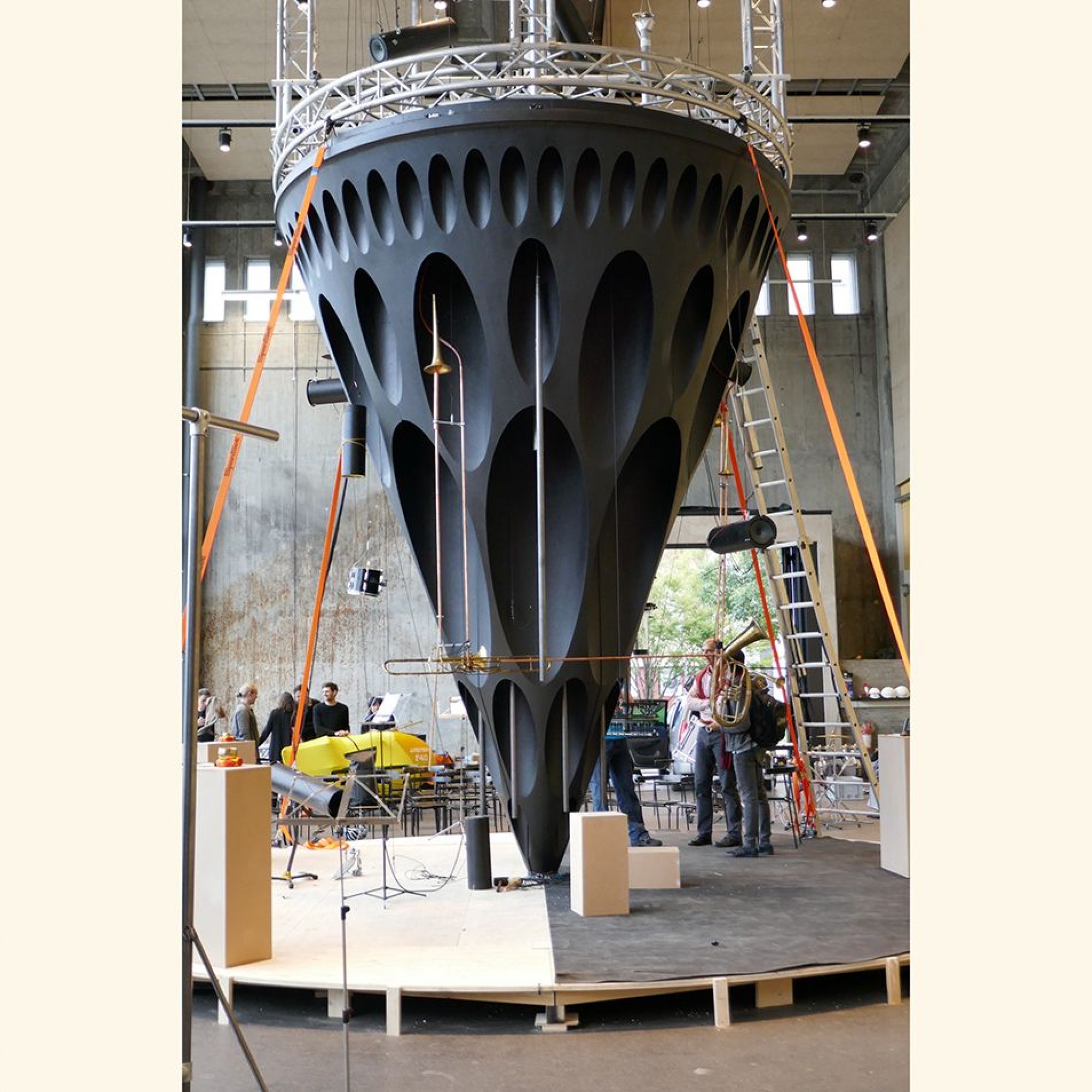 Eine Konstruktion aus vier Sagexteilen bildet die Basis von Rohrwerk. Hier ein Bild vor der Generalprobe – am Standort am Kunstmuseum wird das Ganze durch eine Stoffröhre auf 45 Meter Höhe gebracht.