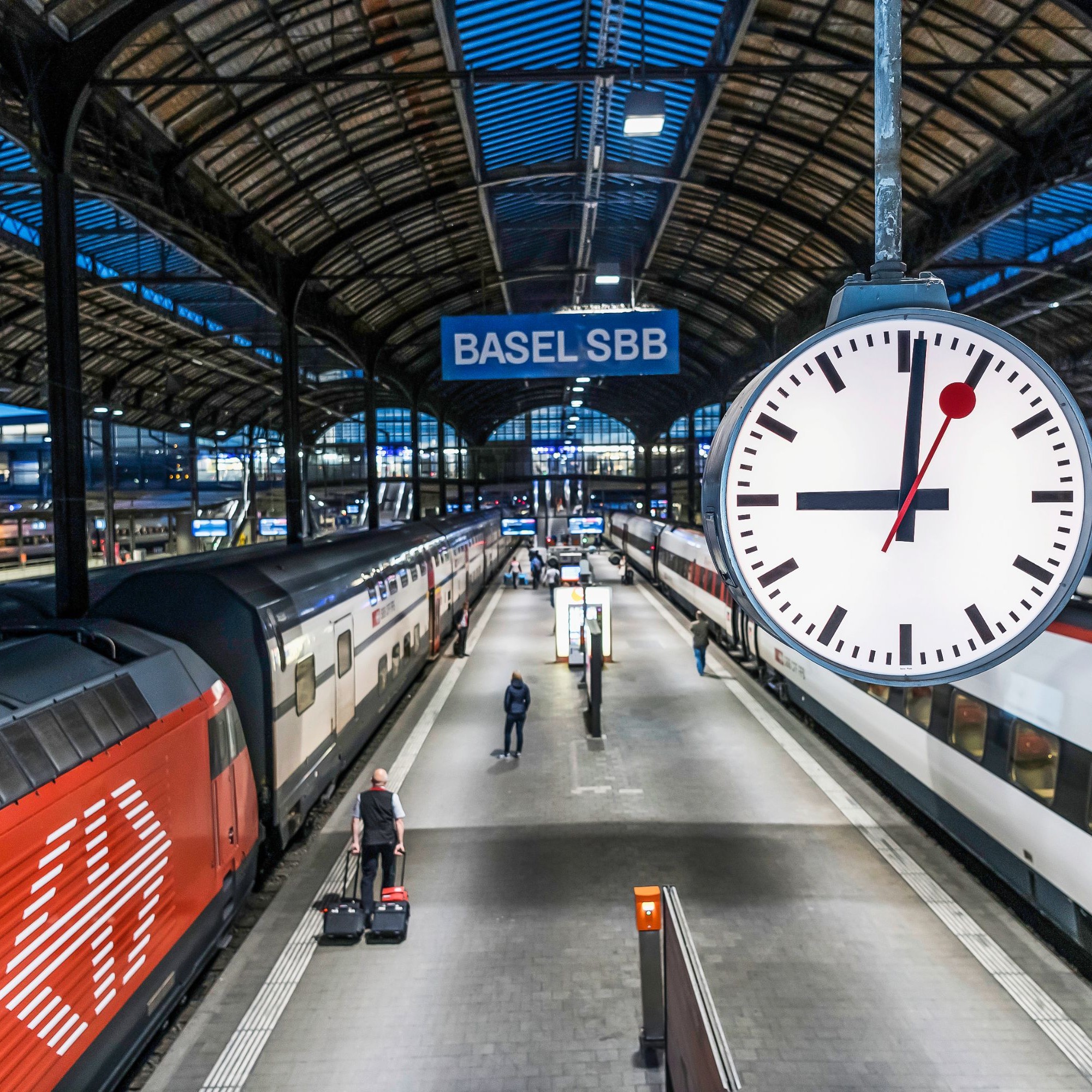 Die SBB hat Schweizer Designergeschichte geschrieben, die allgegenwärtig ist. Hier im Bahnhof Basel mit der Bahnhofsuhr, dem weissen Logo auf rotem Grund und mit der Schrift auf dunkelblauem Grund.
