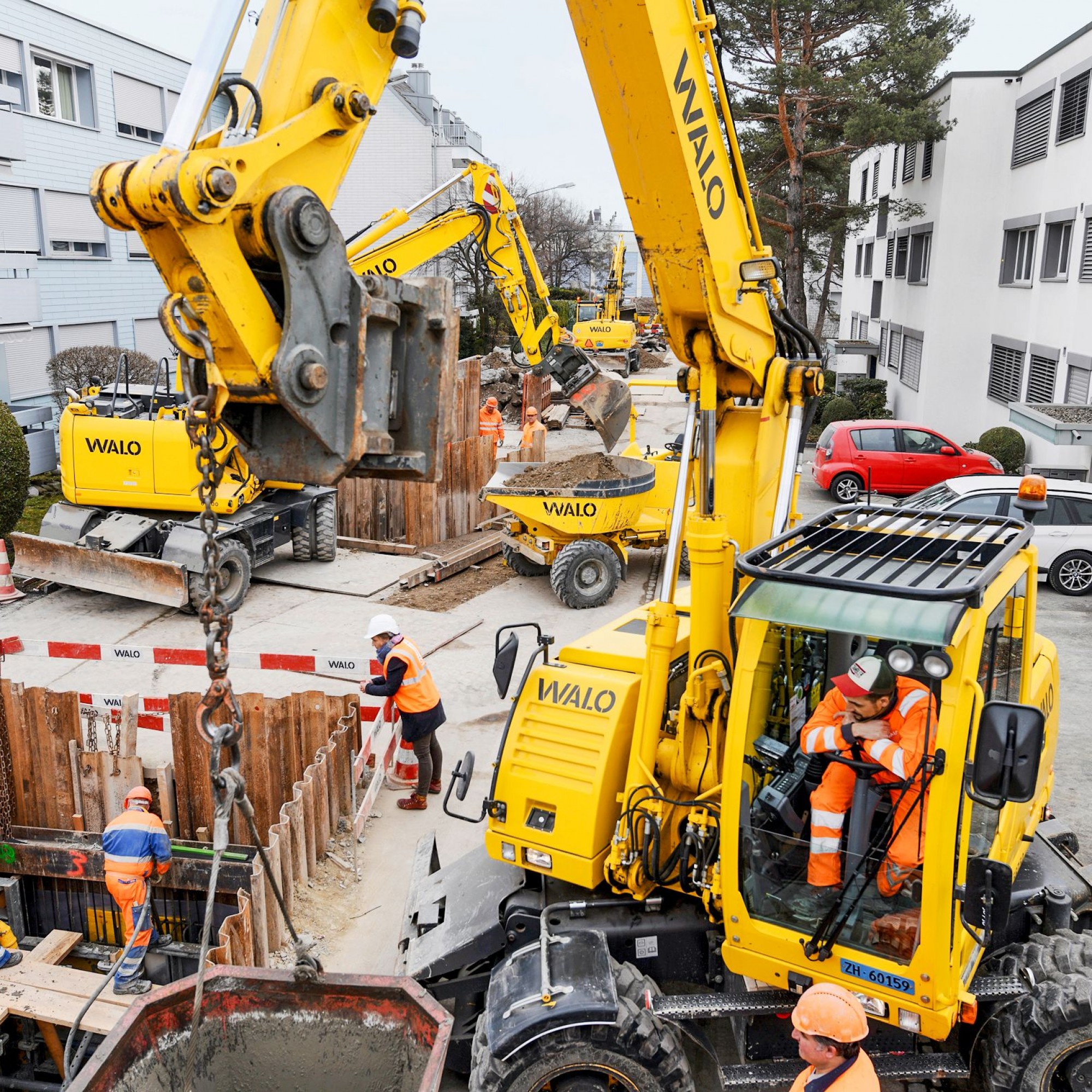 Bei der Sanierung der fünf Meter breiten Küsnachter Quartierstrasse herrschen enge Platzverhältnisse.