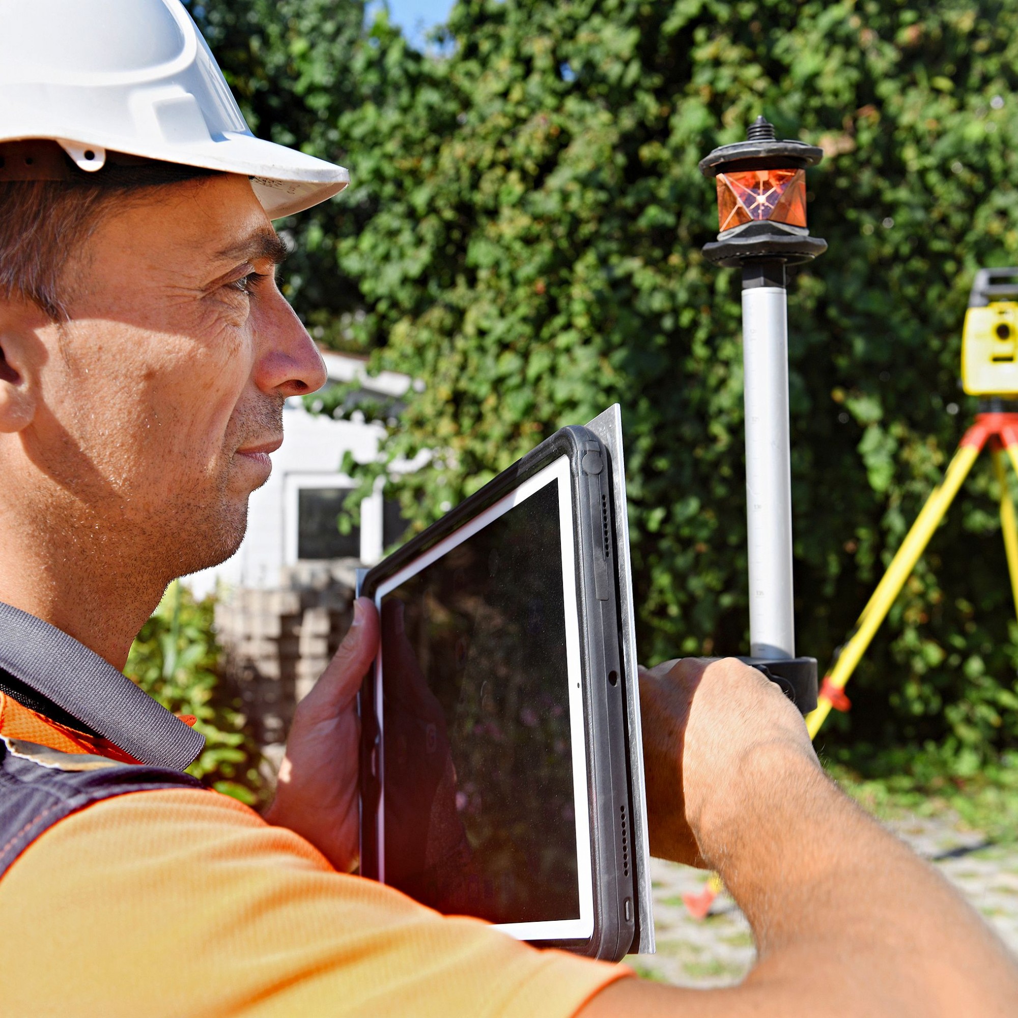 «Building Information Modeling» direkt auf der Baustelle: Der Polier steckt an der Eigenheimstrasse modellbasiert mit Tablet und Tachymeter ab.