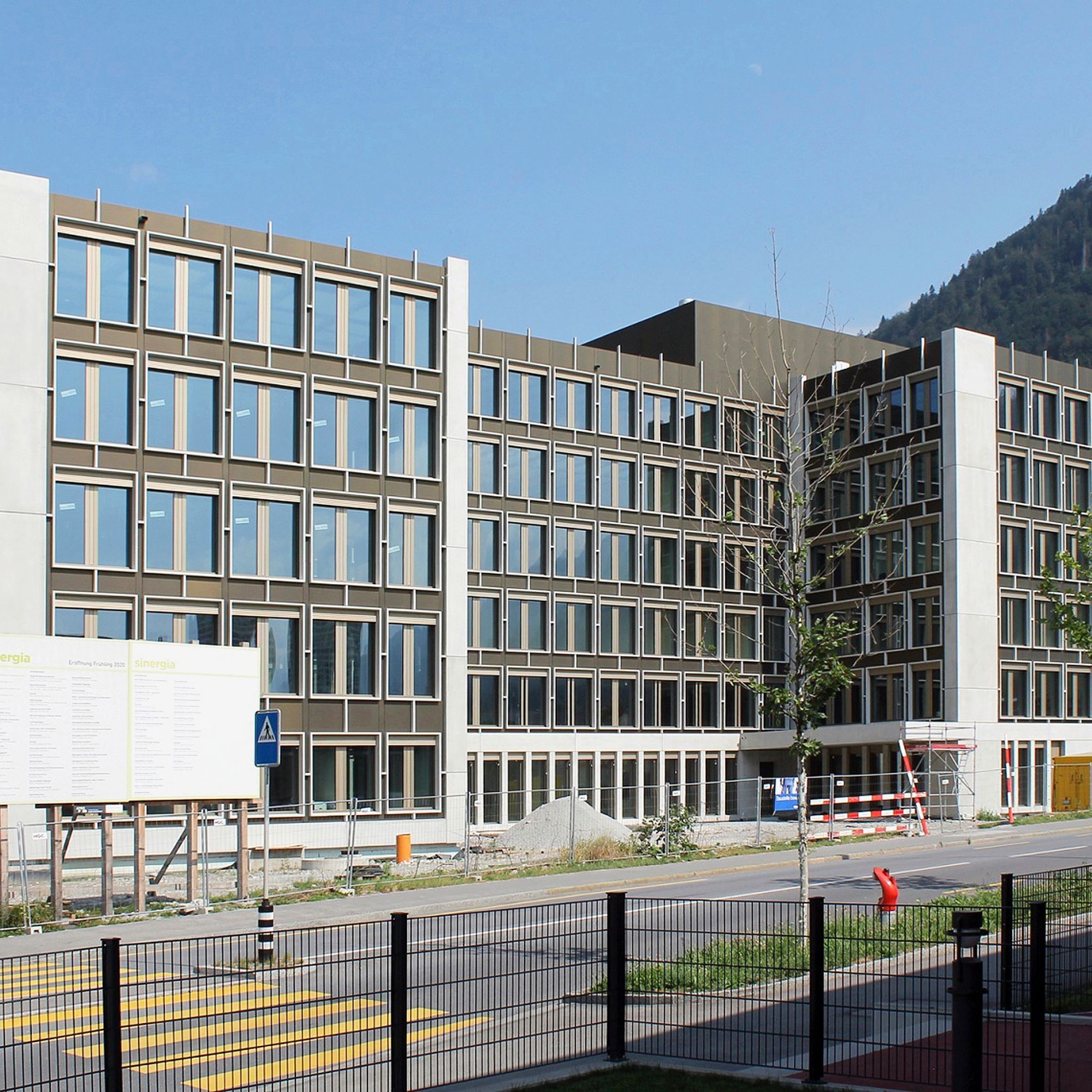 Endspurt auf der Baustelle: Das neue, 72 Millionen Franken teure Verwaltungsgebäude des Kantons Graubünden wird nächstes Frühjahr bezogen und vereint vierzehn Verwaltungseinheiten unter einem Dach.
