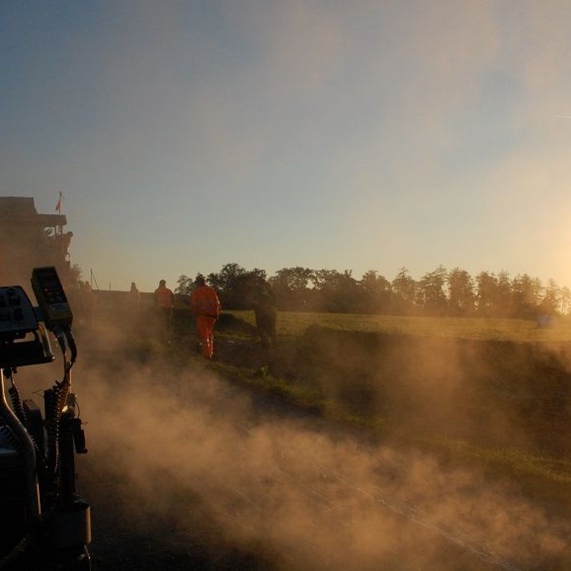 Je niedriger die Temperatur bei der Herstellung und Verarbeitung von Asphalt, desto weniger Schadstoffe gelangen in die Luft.