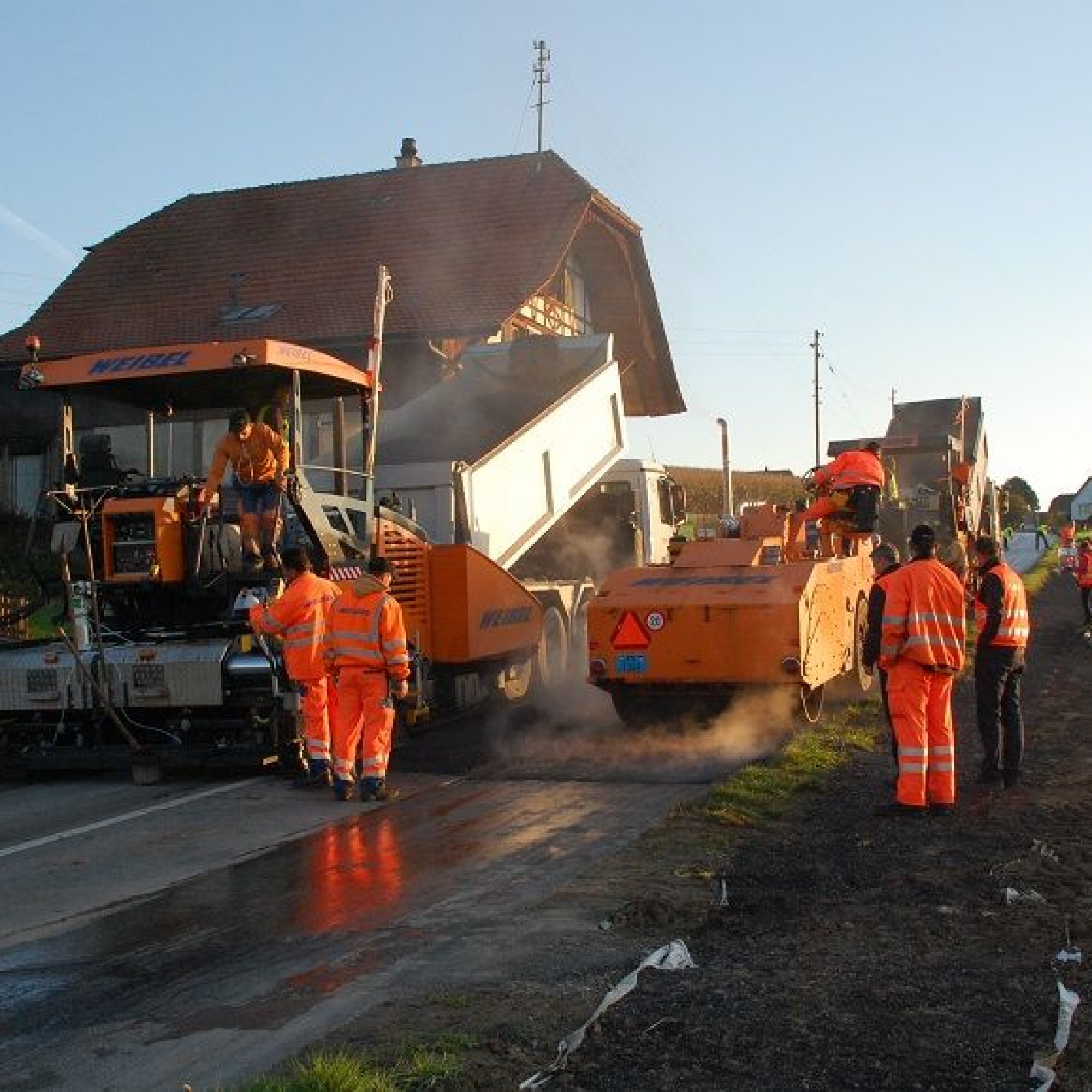 Bauarbeiter und Empa-Forscher beim Feldversuch. 