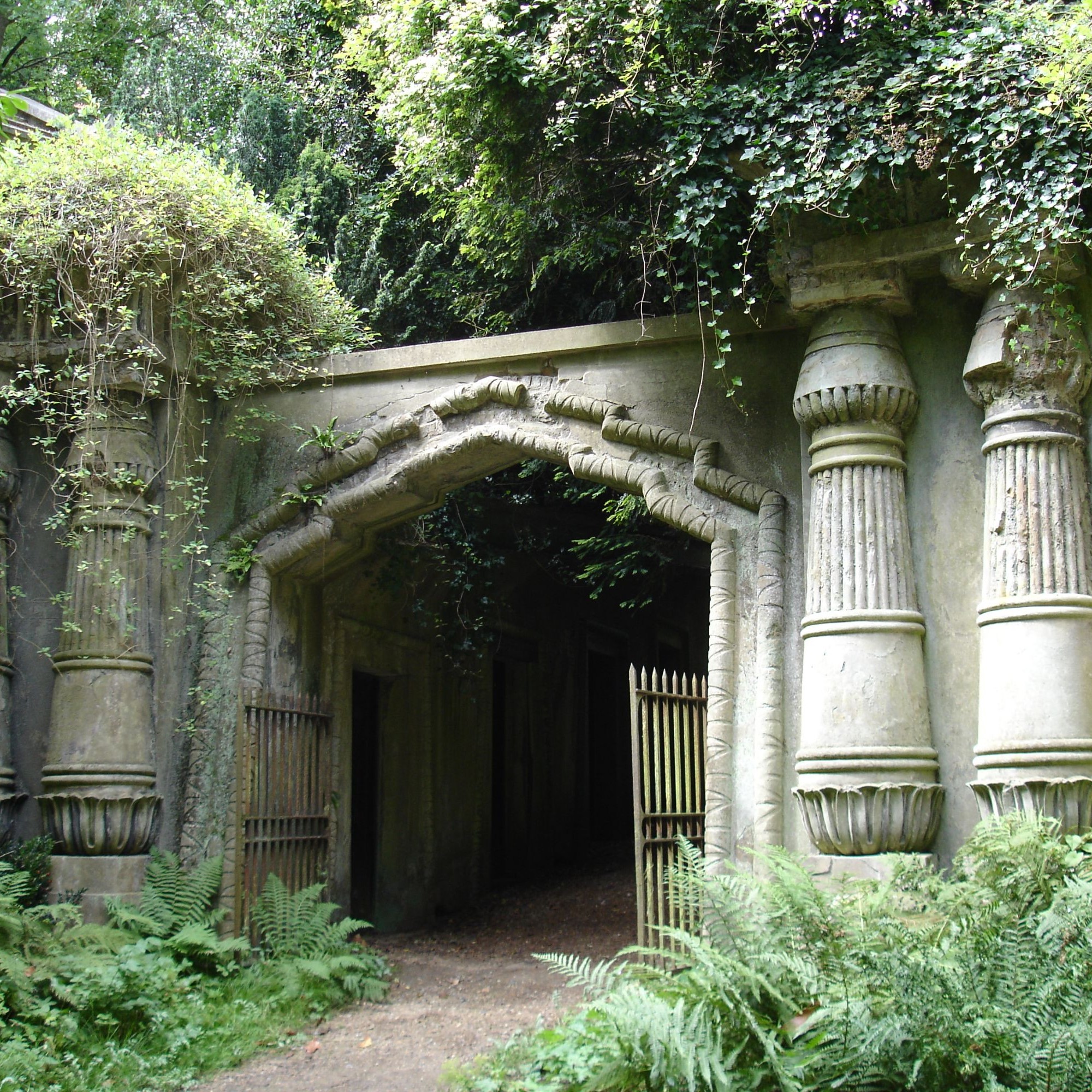 Der Eingang zur «Egyptian Avenue» in Westteil des «Highgate»-Friedhofs in London.