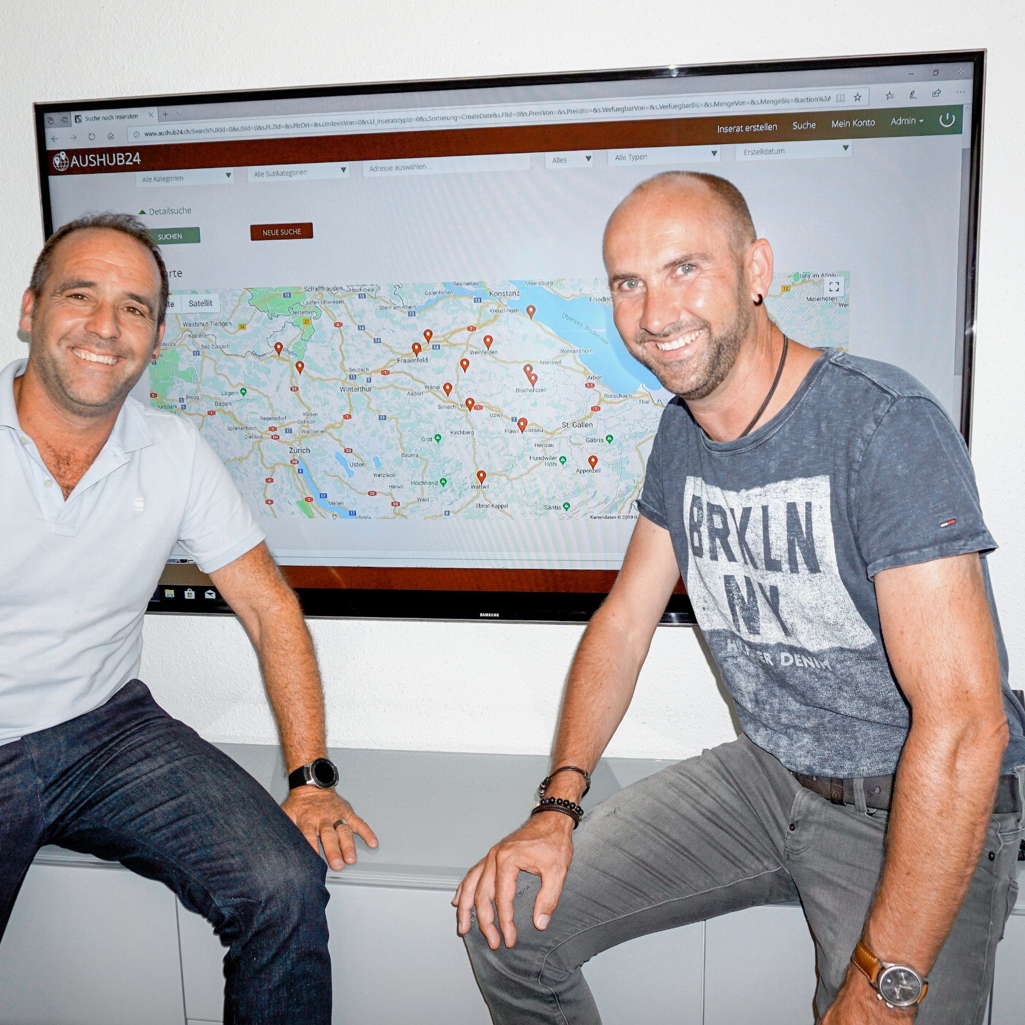 Marco Stöckli (links) und Ruedi Signer bieten auf ihrer Informationsplattform eine Karte an, auf der sich Anbieter und Abnehmer von Aushubmaterial  schnell orientieren können.