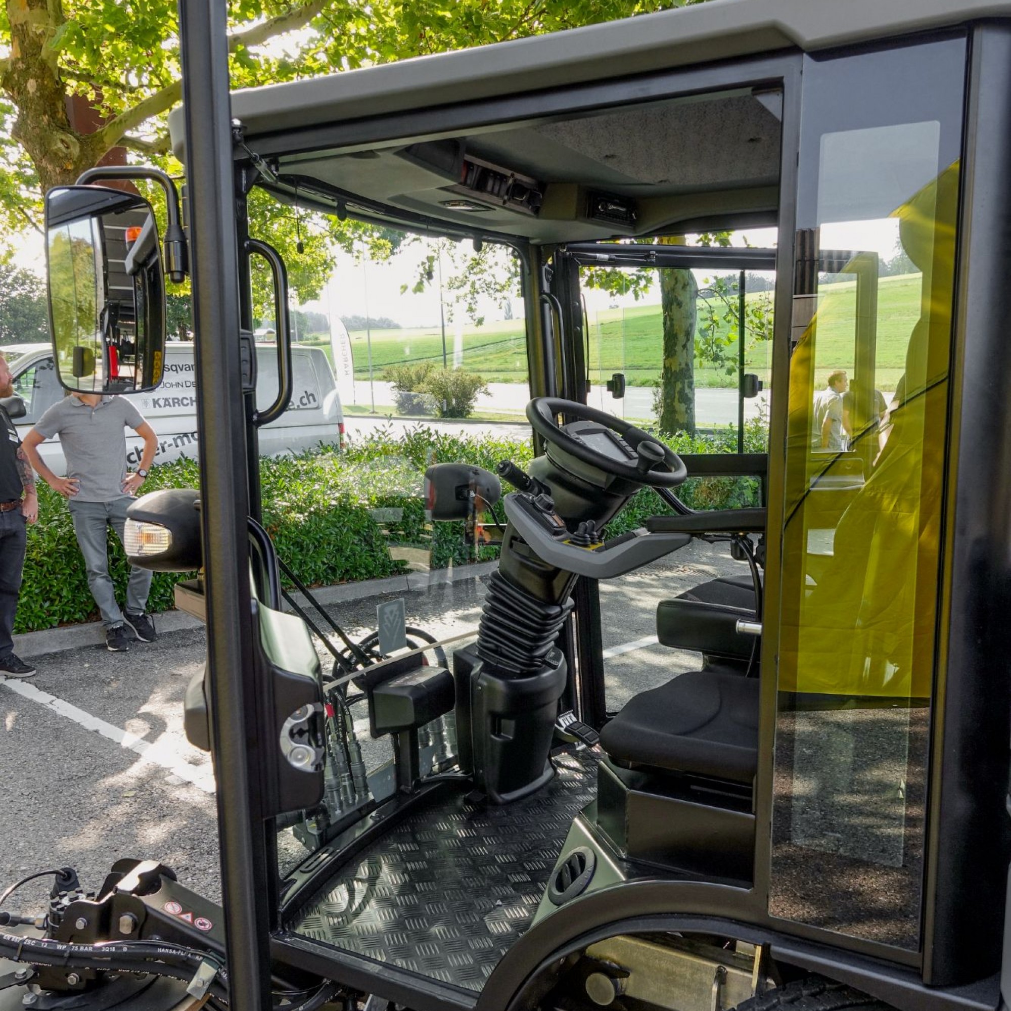 Die Fahrerkabine ist geräumig und bietet neben dem Fahrer einem weiteren Passagier Platz. Die grossen Fenster ermöglichen einen guten Überblick auf Strasse und Arbeitsraum.