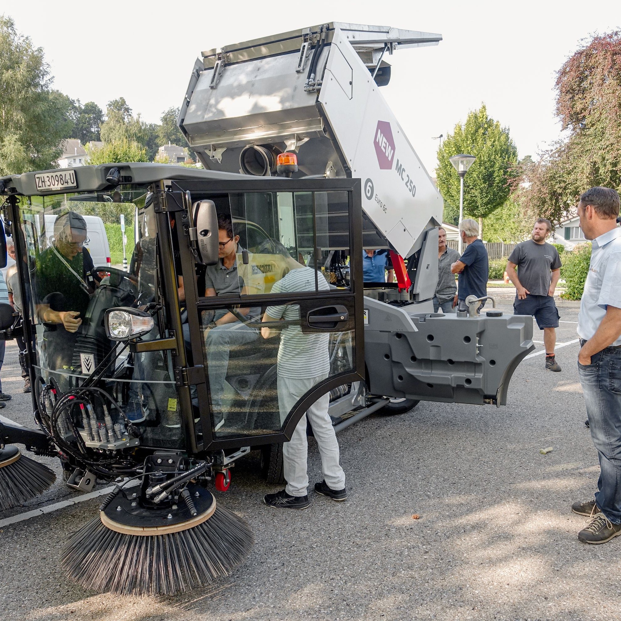 Den Profis bleibt kein Detail verborgen. Deshalb werden Fahrerkabine, Motor, Anbaugeräte, Tank und Kehrgutbehälter genau inspiziert. 