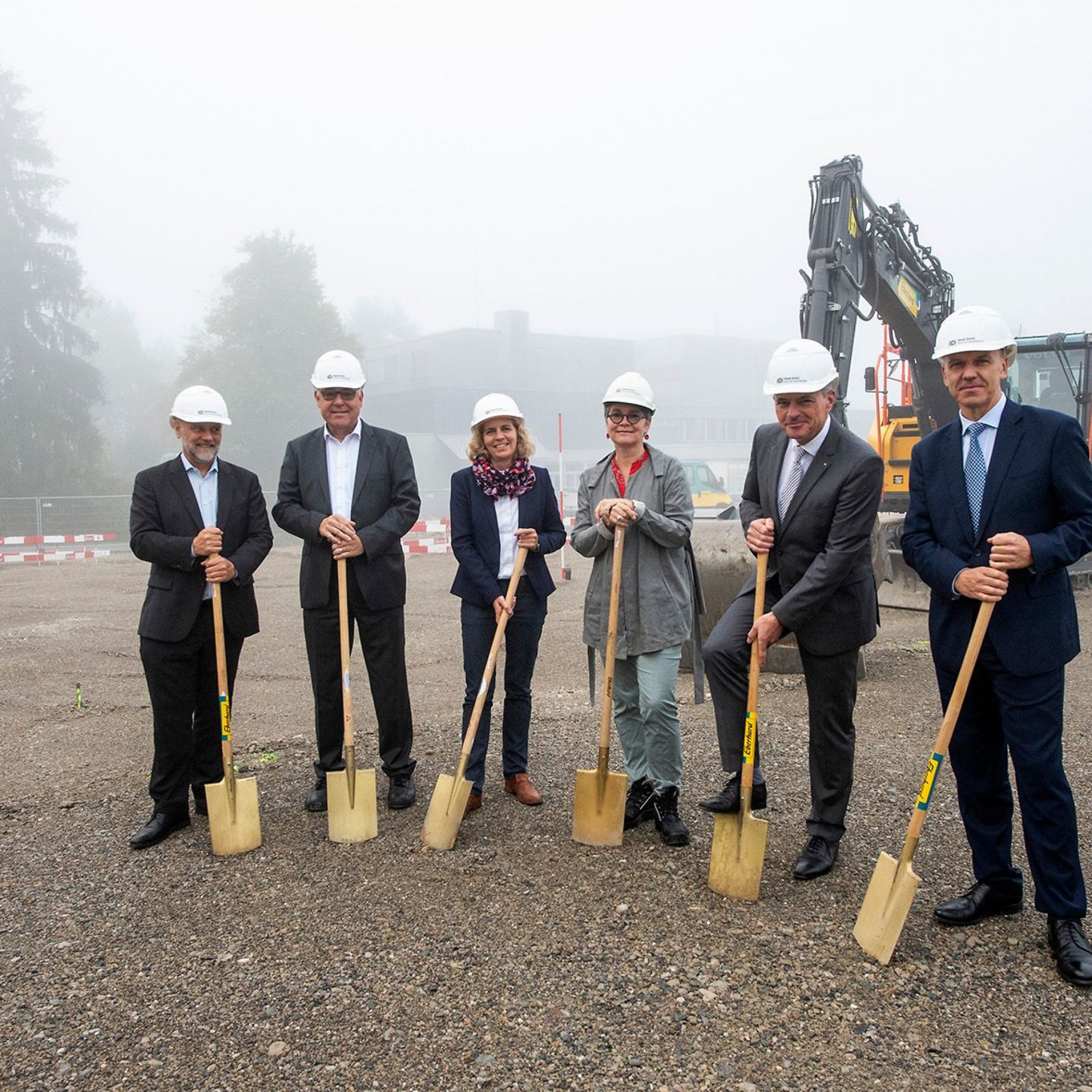 Der Spatenstich (v.l.n.r.): André Odermatt (Vorsteher Hochbaudepartement), Paul Remund (Stadtpräsident Opfikon), Karin Rykart (Vorsteherin Sicherheitsdepartement), Wiebke Rösler Häfliger (Direktorin Amt für Hochbauten), Daniel Blumer (Kommandant Stadtpoli