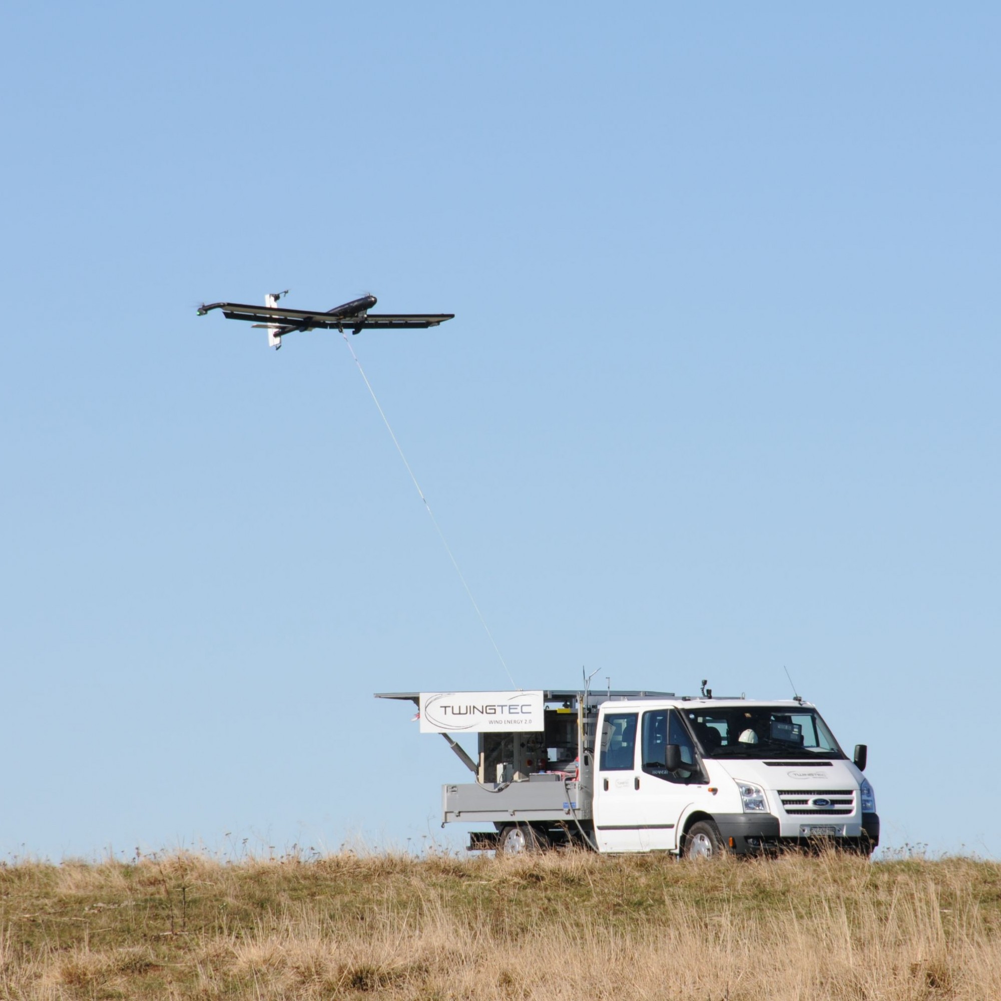 Erfolgreicher Testflug im Herbst 2018 auf den Höhen des Chasseral: Der TwingTec-Prototyp T 28, ein Gerät mit drei Meter Spannweite, startete selbständig von seinem Basisfahrzeug, schraubte sich in die Höhe, kreiste 30 Minuten lang autonom in der Luft, pro