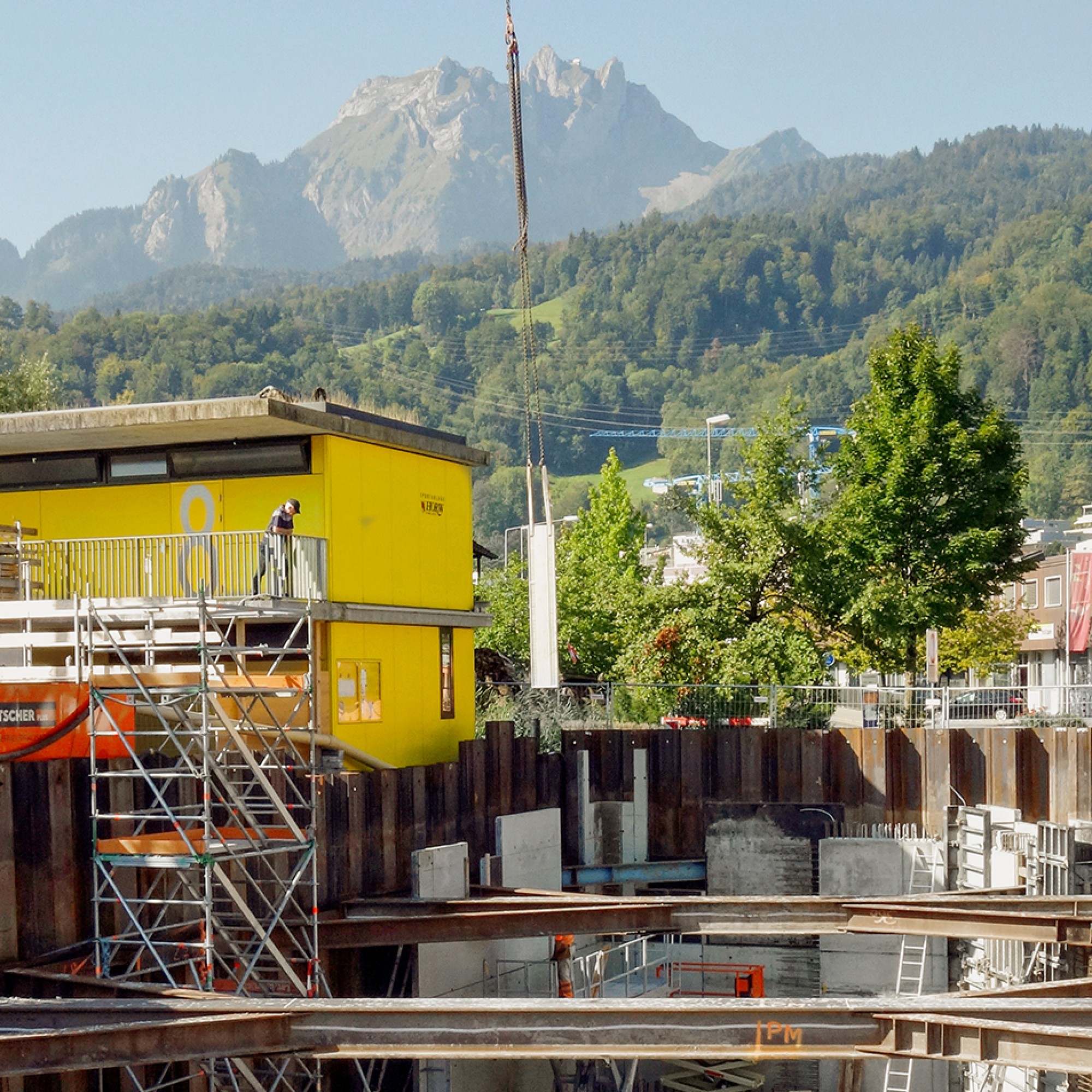 Von der Baugrube in Horw aus sieht man nicht nur den See, sondern auch den Luzerner Hausberg Pilatus.