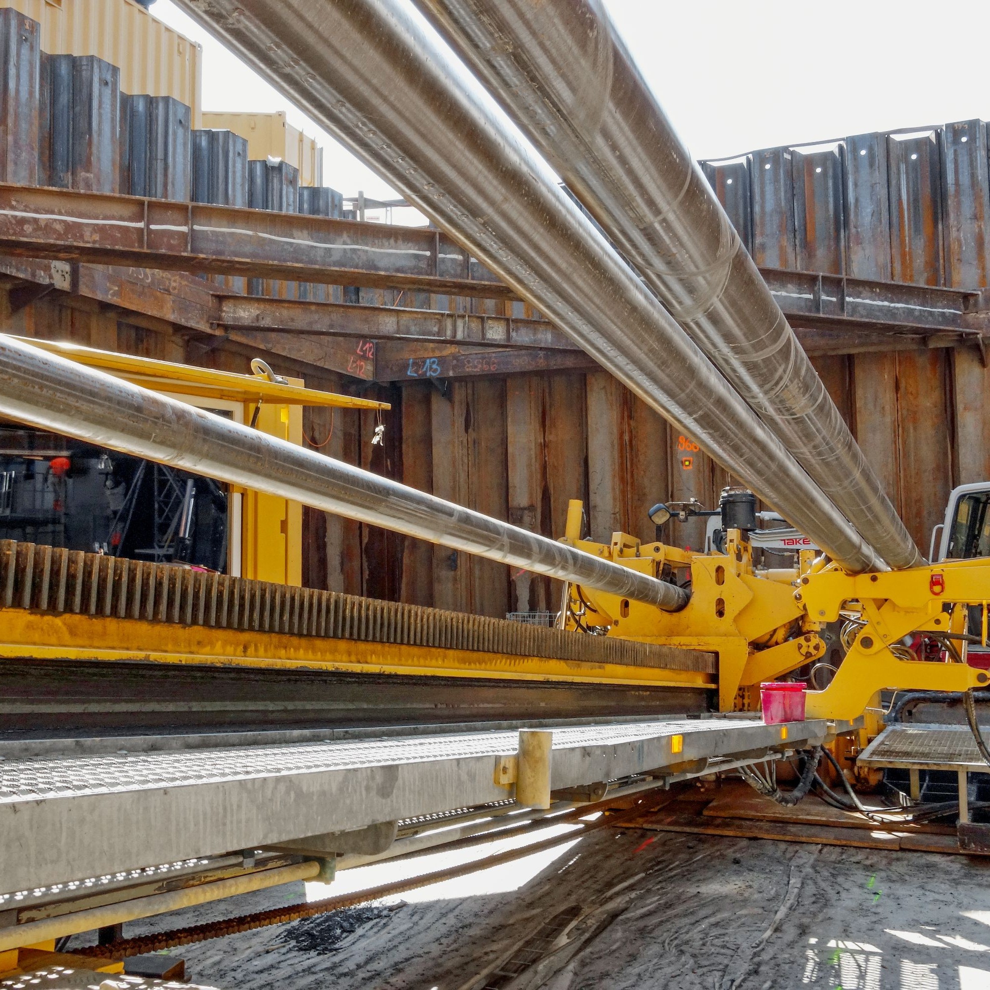 400 Meter werden mittels Spülbohrung aus der Baugrube heraus zurückgelegt.