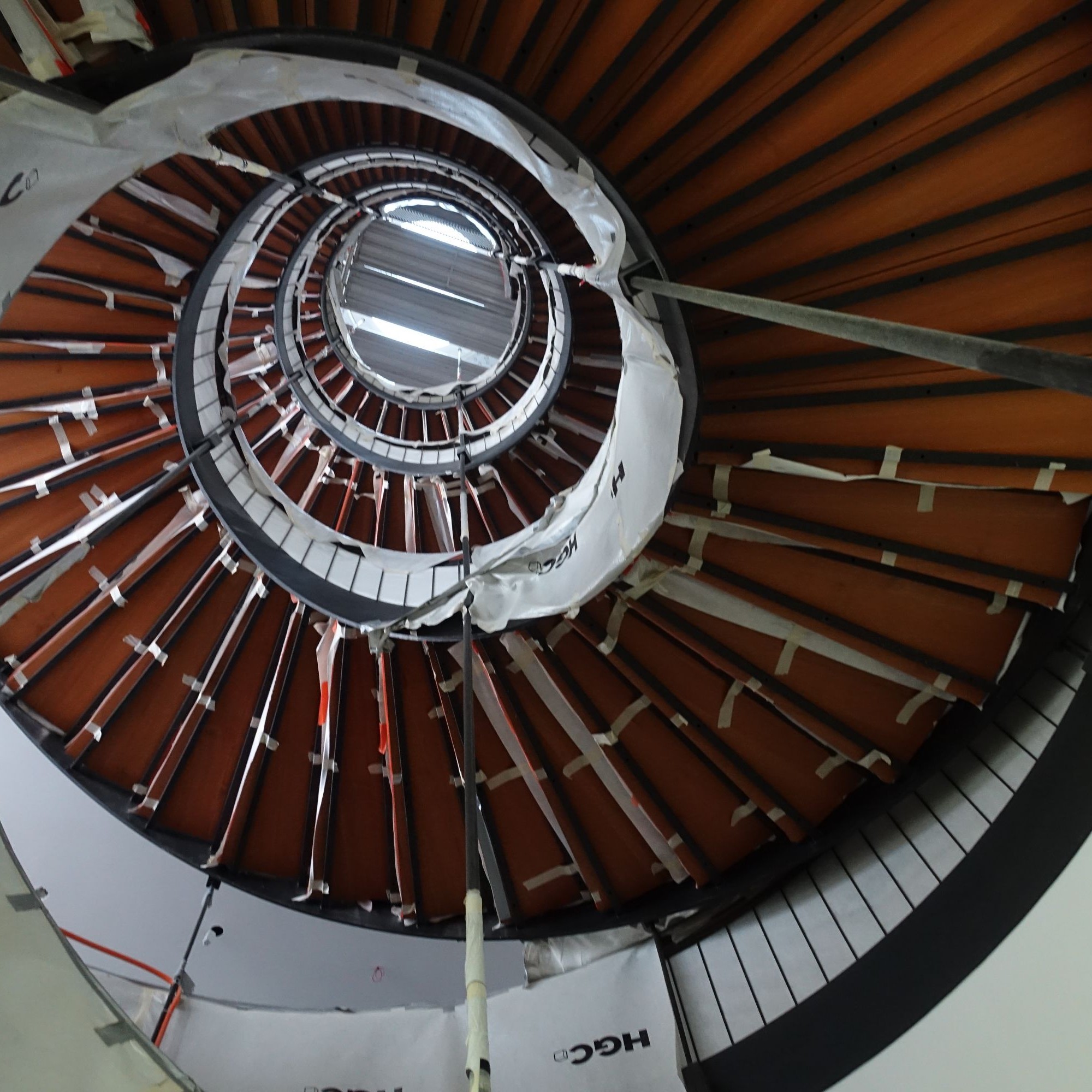 Die von der Decke abgehängte Wendeltreppe mit den Mahagonistufen ist gut eingepackt. Die Architekten konnten über dem Treppenauge eine neue Dachöffnung einfügen.