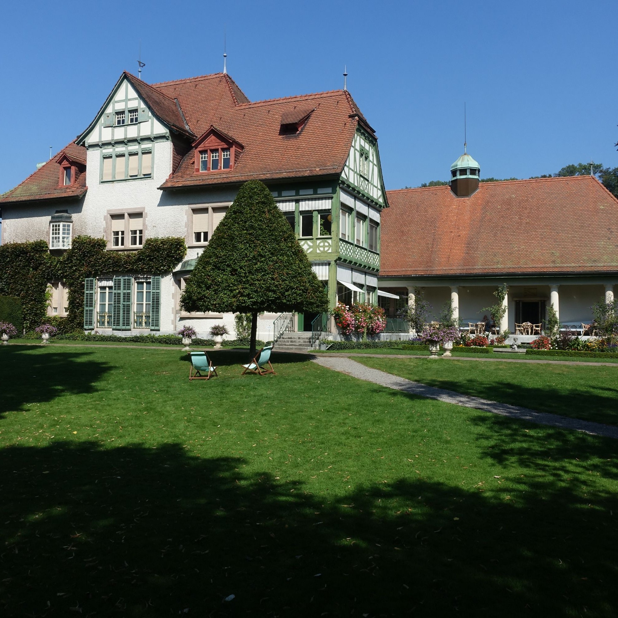 Die Villa Langmatt mit ihrem später angefügten Galerieflügel steht in einem schönen Garten direkt über der Limmat.