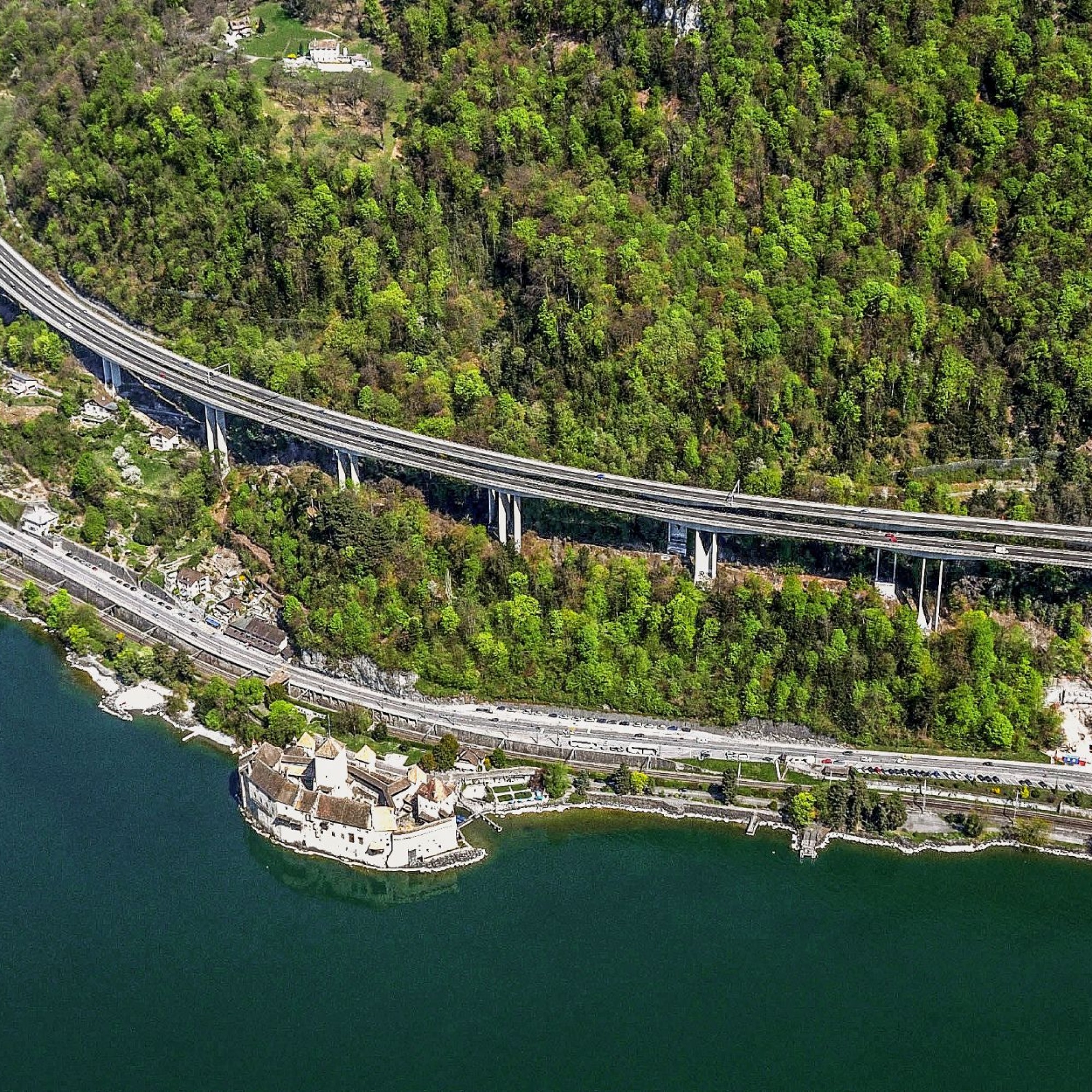 Die beiden Brücken des Viaduc de Chillon wurden mit Ultrahochleitungs-Faserbeton verstärkt.