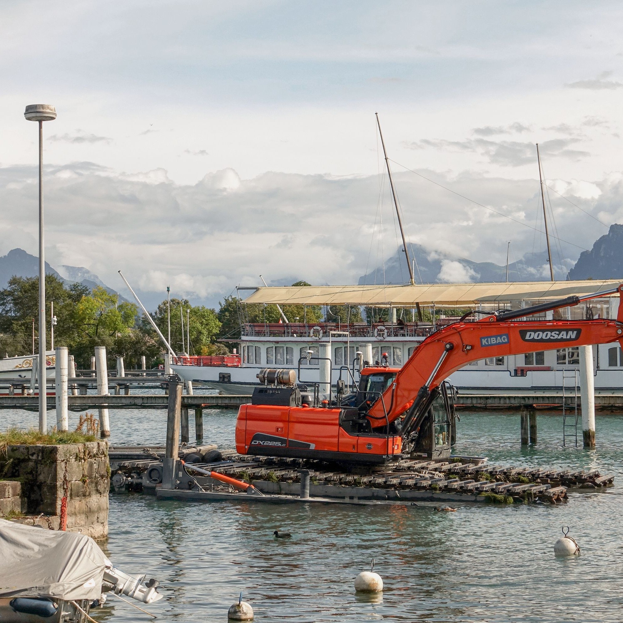 Putzaktion im Vierwaldstättersee: Im SGV-Hafen werden abgelagerte Sedimente abgetragen, um die Fahrrinne für Passagierschiffe wieder frei zu machen.