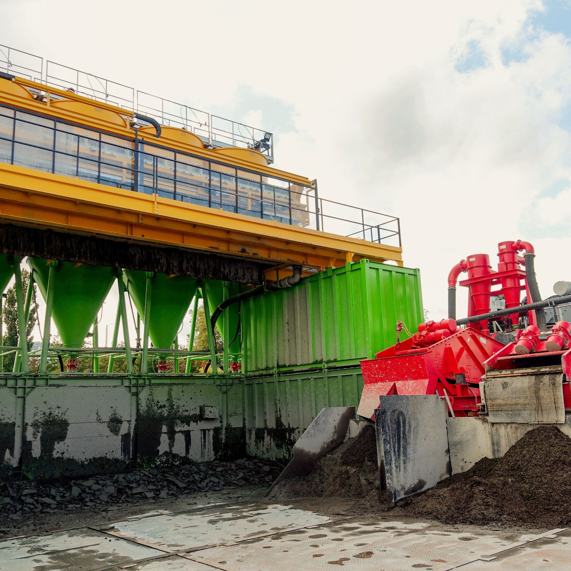 In der Aufbereitungsanlage durchläuft das Material mehrere Siebe, die grobe Verschmutzungen, organische Bestandteile sowie Sand trennen. Nach der anschliessenden Entwässerung gelangt das Restmaterial in die  Kammerpresse (oben).