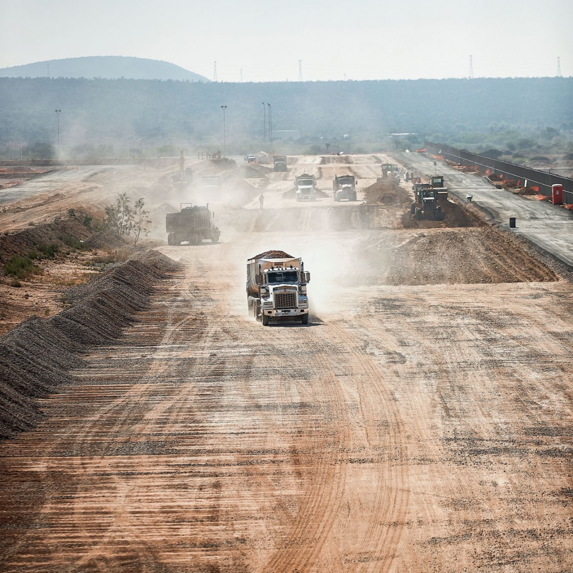 In den fünf Jahren bis zur Inbetriebnahme der Montagehallen waren auf der Baustelle, die so gross ist wie 300 Fussballfelder, 4400 Arbeiter beschäftigt. Rund eine Milliarde Euro hat das Unternehmen investiert.