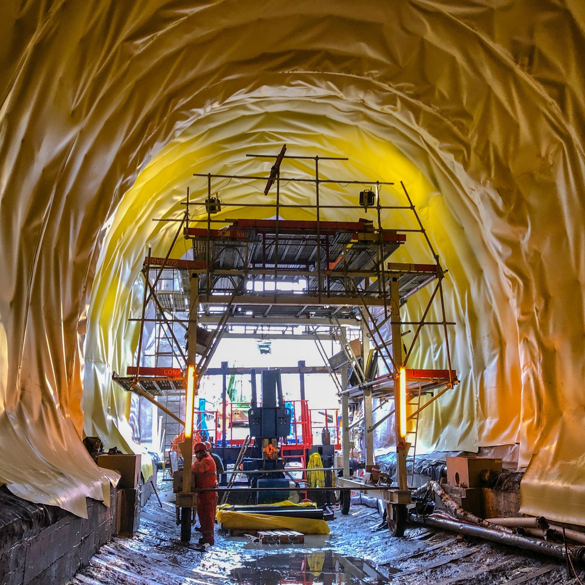 Neuer Albulatunnel der Rhätischen Bahn: In der bereits sechsten Bausaison steht der Innenausbau im Fokus (im Bild: Abdichtungsarbeiten).