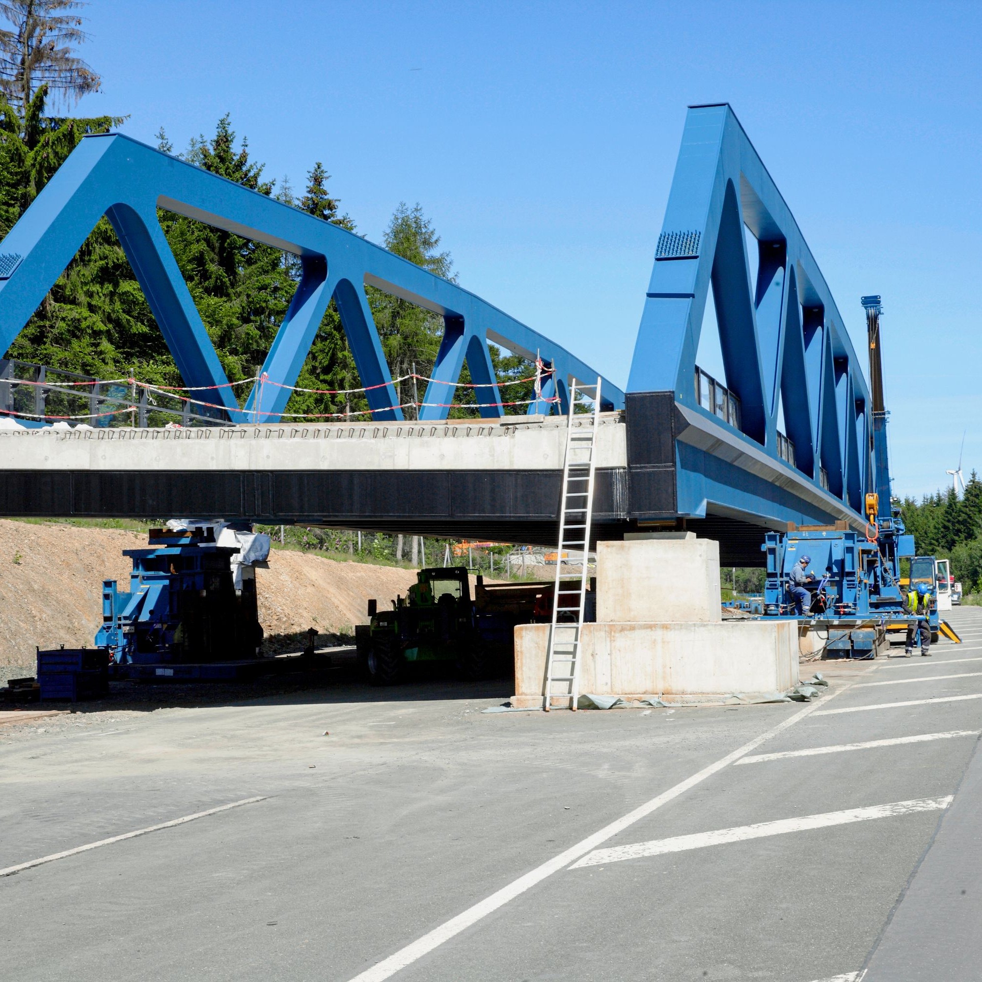 Beide Ersatzbrücken wurden auf der vollständig gesperrten Fahrbahn Richtung Giessen vormontiert.