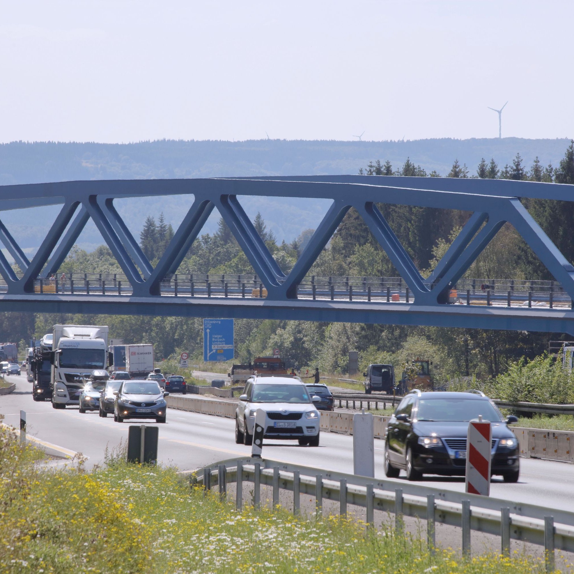 Die grössere, südliche Brücke nach erfolgreichem Einbau.