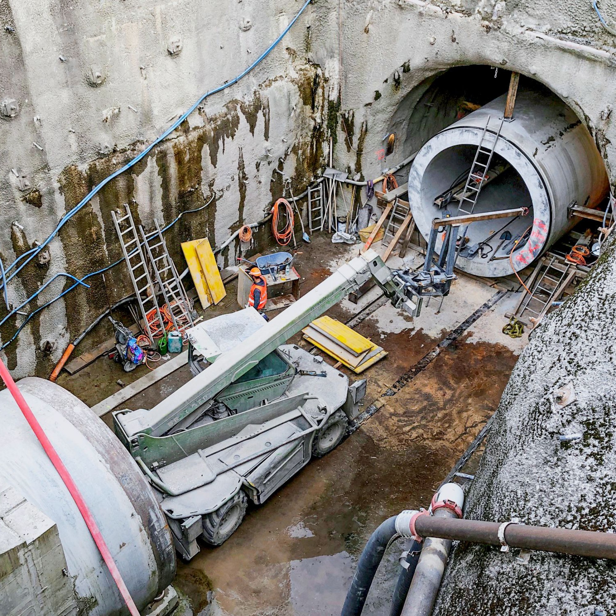 Einbau der Rohrelemente beim Kraftwerk «Doppelpower»in Mitlödi GL: Die Tunnelbohrmaschine steckt nicht mehr fest, dies im Gegensatz zum Glarner Richtplan.