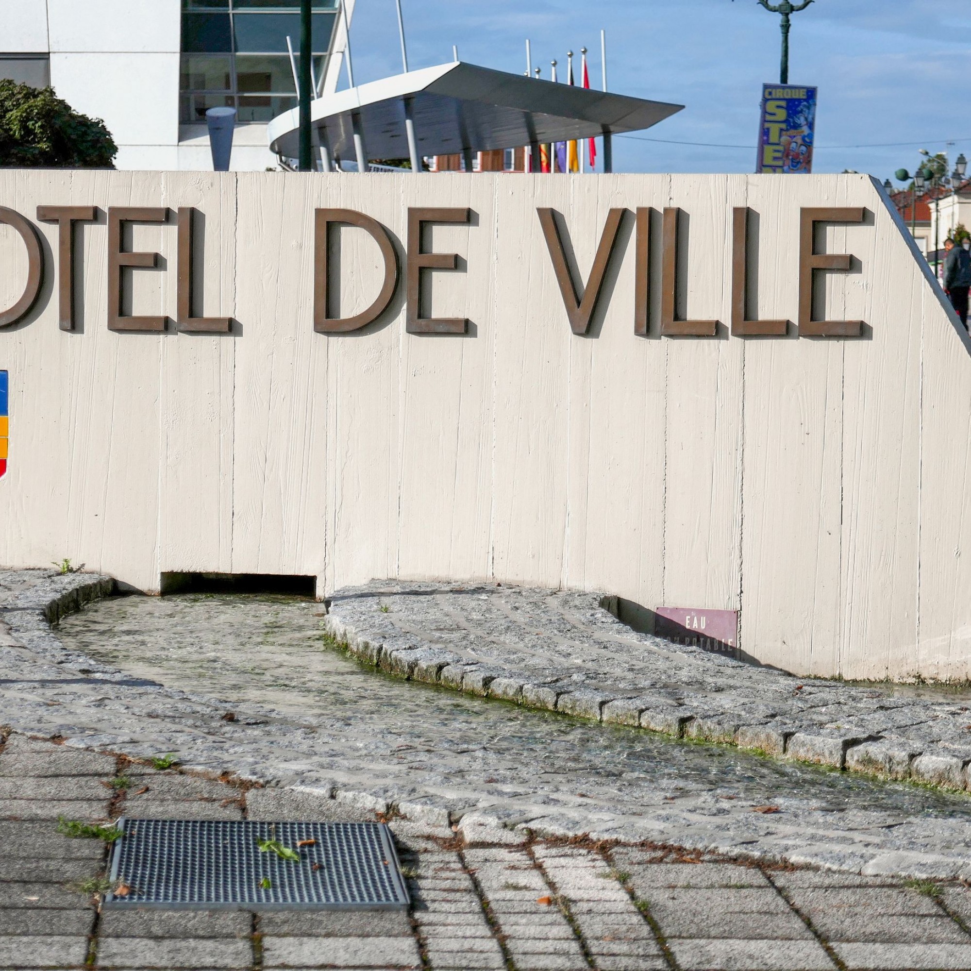 In mehr als 130 «Hôtels de ville» verschwanden seit Jahresbeginn Macron-Porträts.