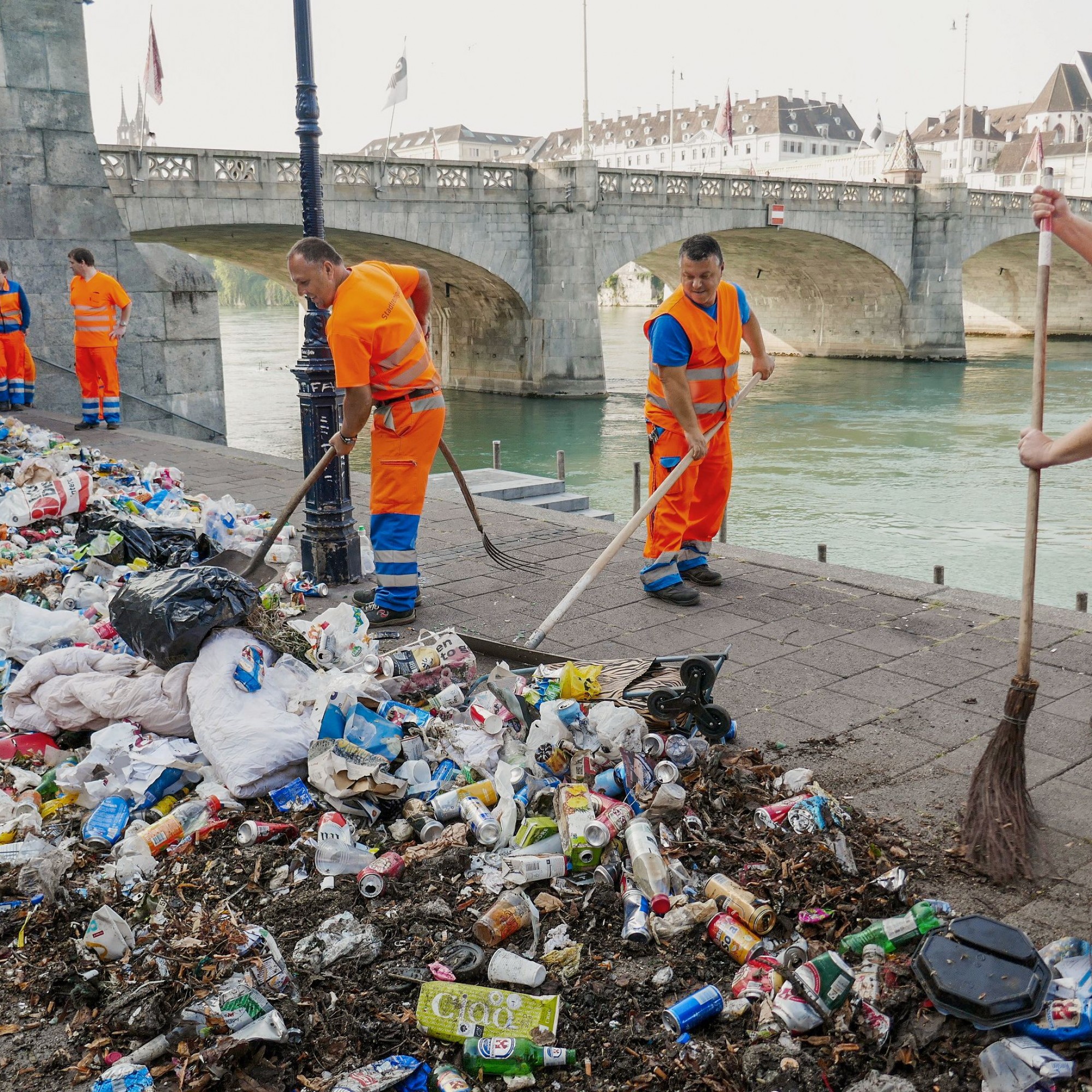 Eine Woche lang wurde der achtlos liegen gelassene Müll entlang des Rheinbords gesammelt und dann an der mittleren Brücke wieder ausgebreitet.