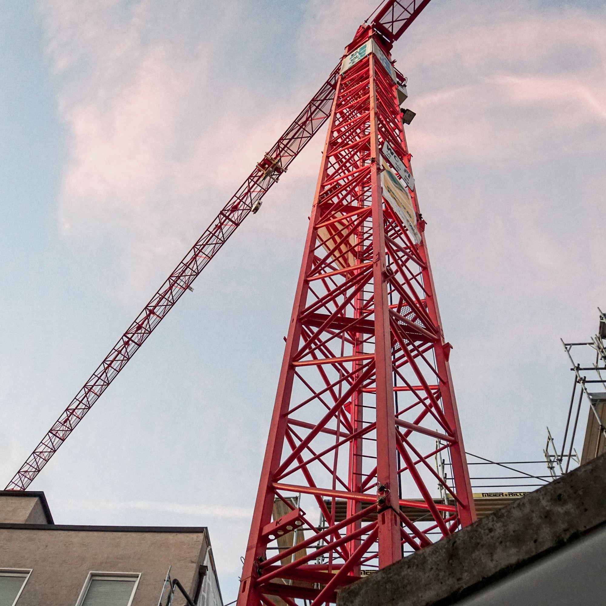 Roter Kran Zürich Oerlikon Wohnbau