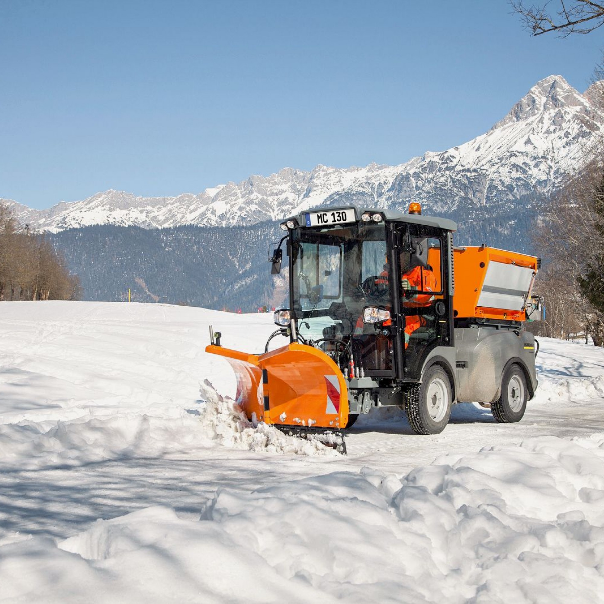 Die Saugkehrmaschine MC 130 mit Schneepflug im Wintereinsatz. Dank umfangreicher Anbaumöglichkeiten eignet sich die Maschine für den Ganzjahreseinsatz in Städten, Gemeinden und der Industrie.