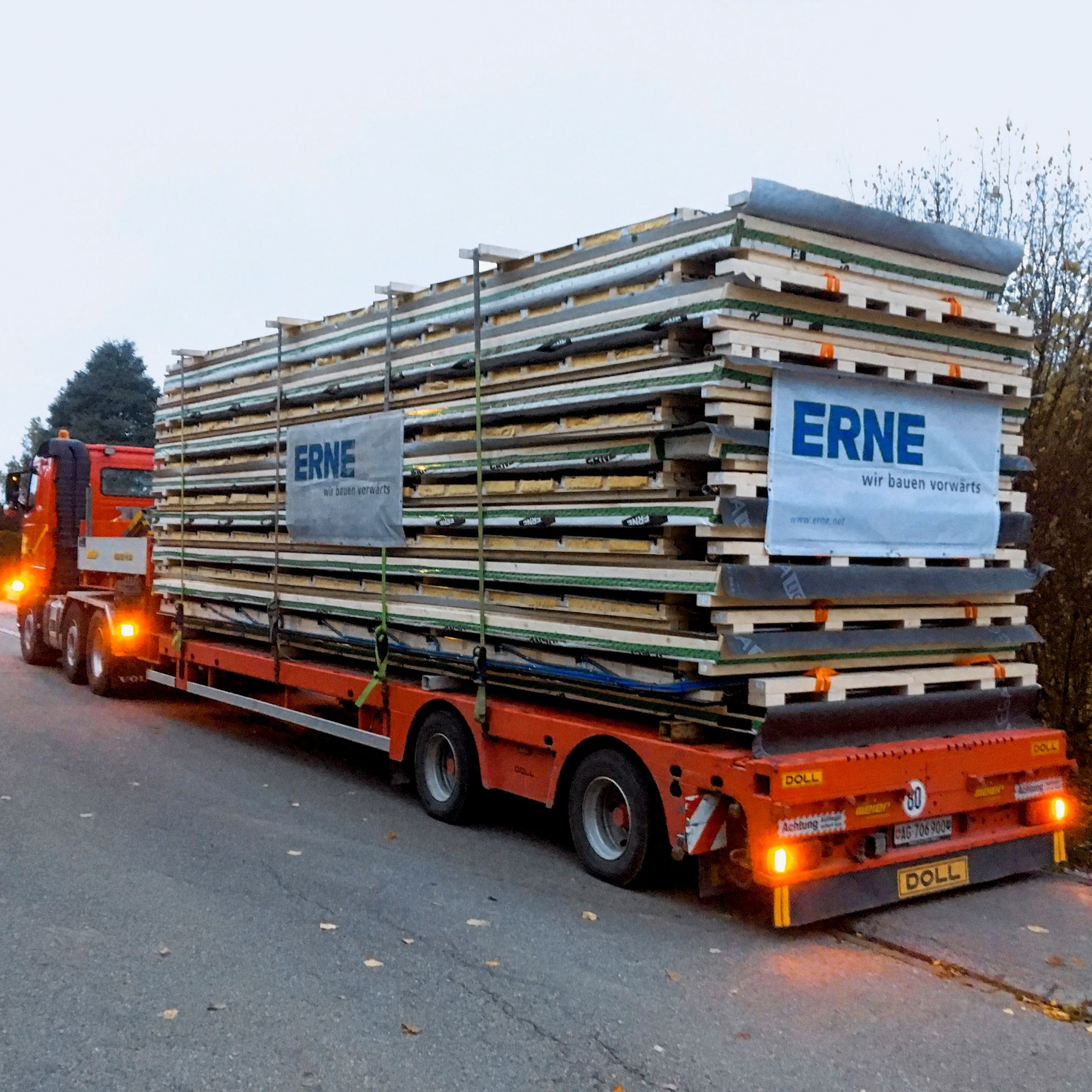 Sattelschlepper mit Dach-Ladung für Solarkirche Ebmatingen