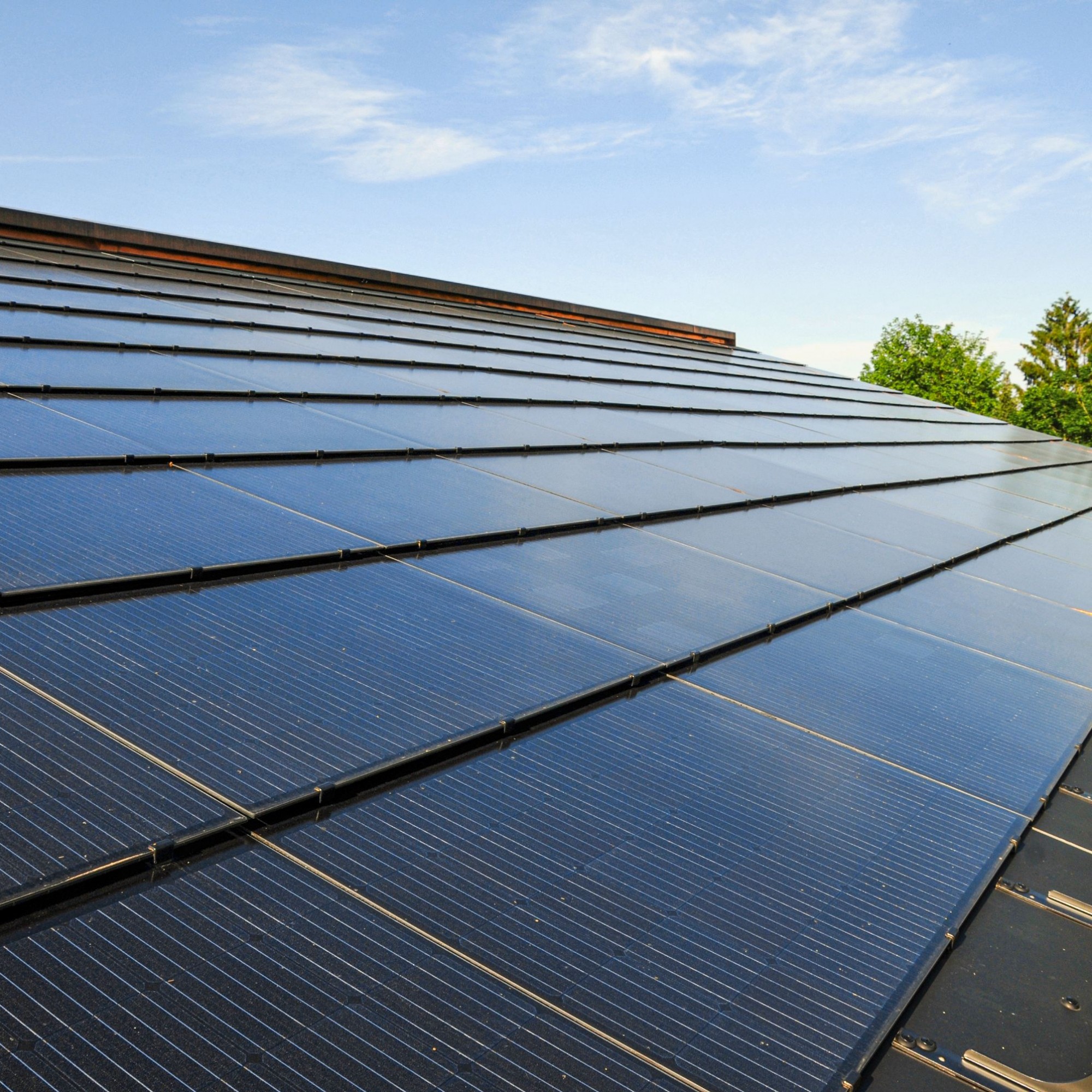 Dach mit Solarpanels Solarkirche Ebmatingen