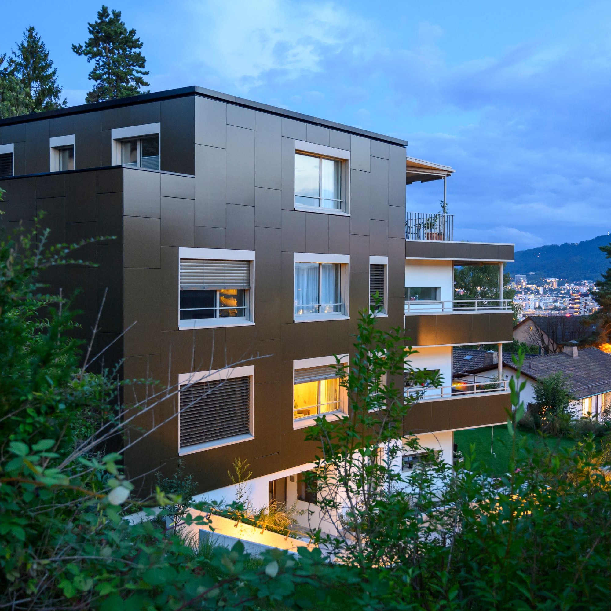 Plusenergie-Mehrfamilienhaus in Zürich-Höngg von Kämpfen für Architektur AG