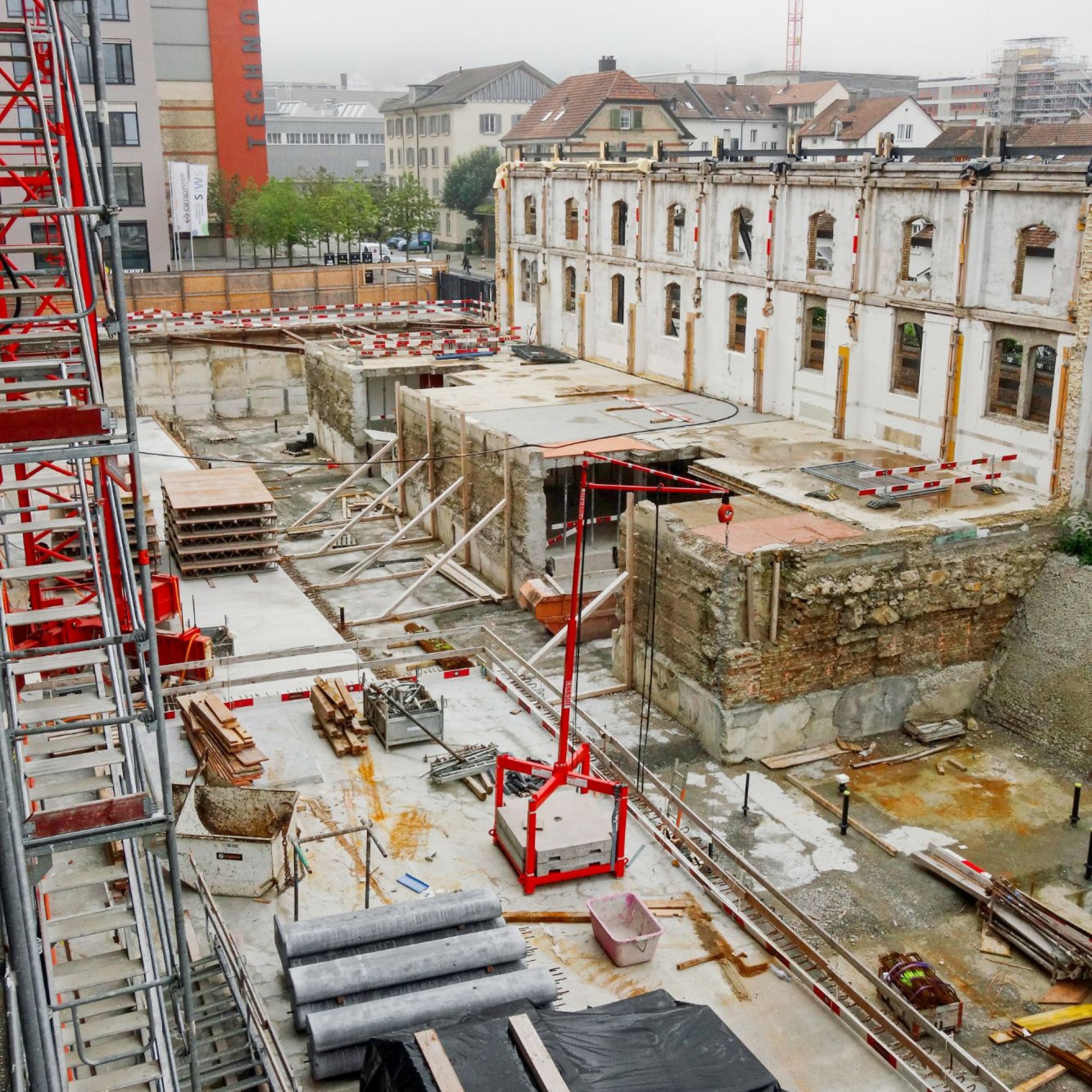 Von den zukünftigen «Stadthäusern» steht nur noch die Fassade.