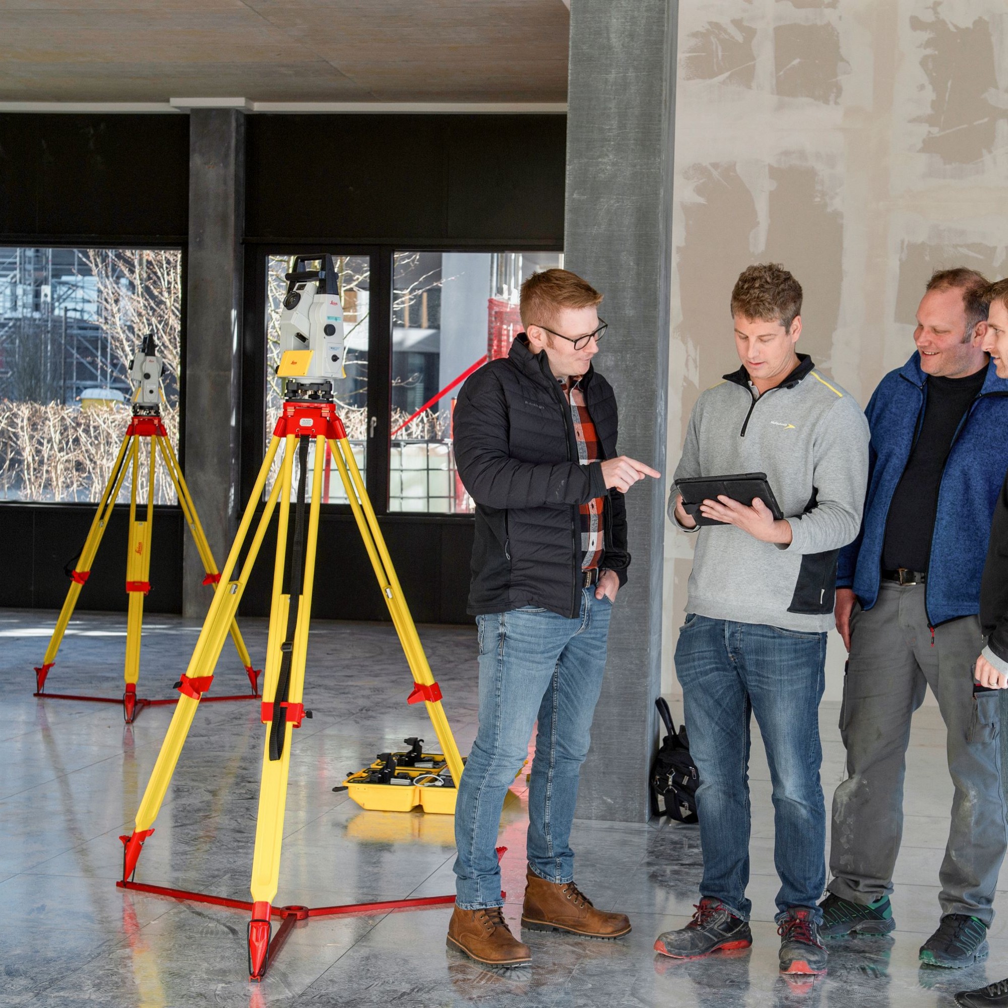 Die papierlose Absteckung überzeugt: Ein Team der Burkhalter-Gruppe bespricht die nächsten Arbeitsschritte auf der Baustelle.