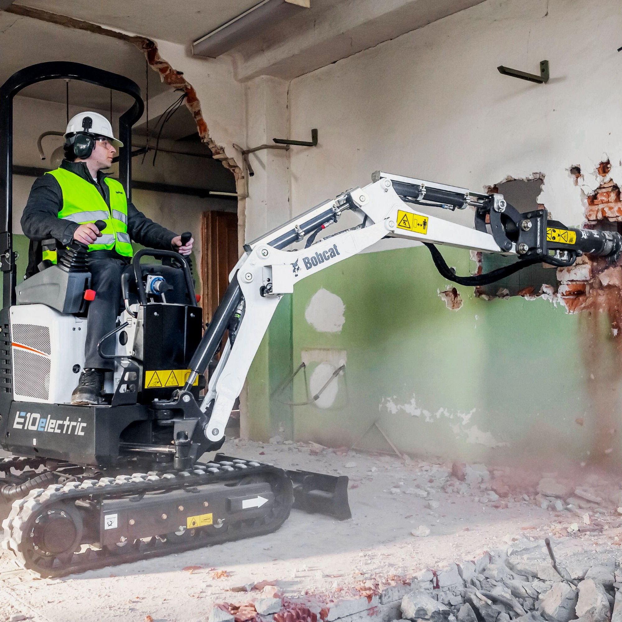 Mikrobagger sind nützlich nicht nur bei Innenarbeiten. Es gibt immer mehr elektrische Modelle wie diesen Bobcat E10elektric.